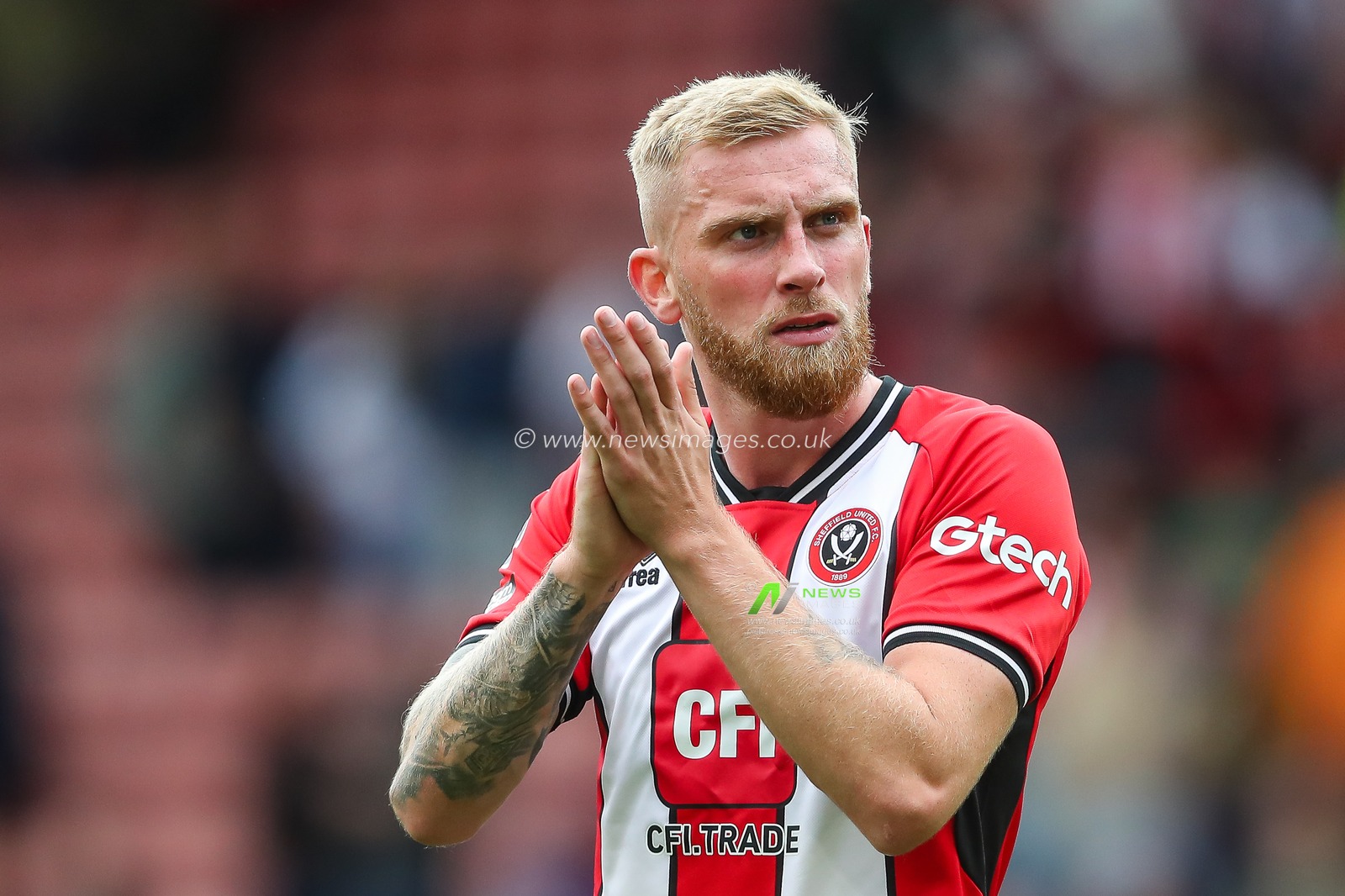 Oliver McBurnie #9 of Sheffield United applauds the fans at the end of the Premier League match Sheffield United vs Manchester City at Bramall Lane, Sheffield, United Kingdom, 27th August 2023

(Photo by Gareth Evans/News Images)
