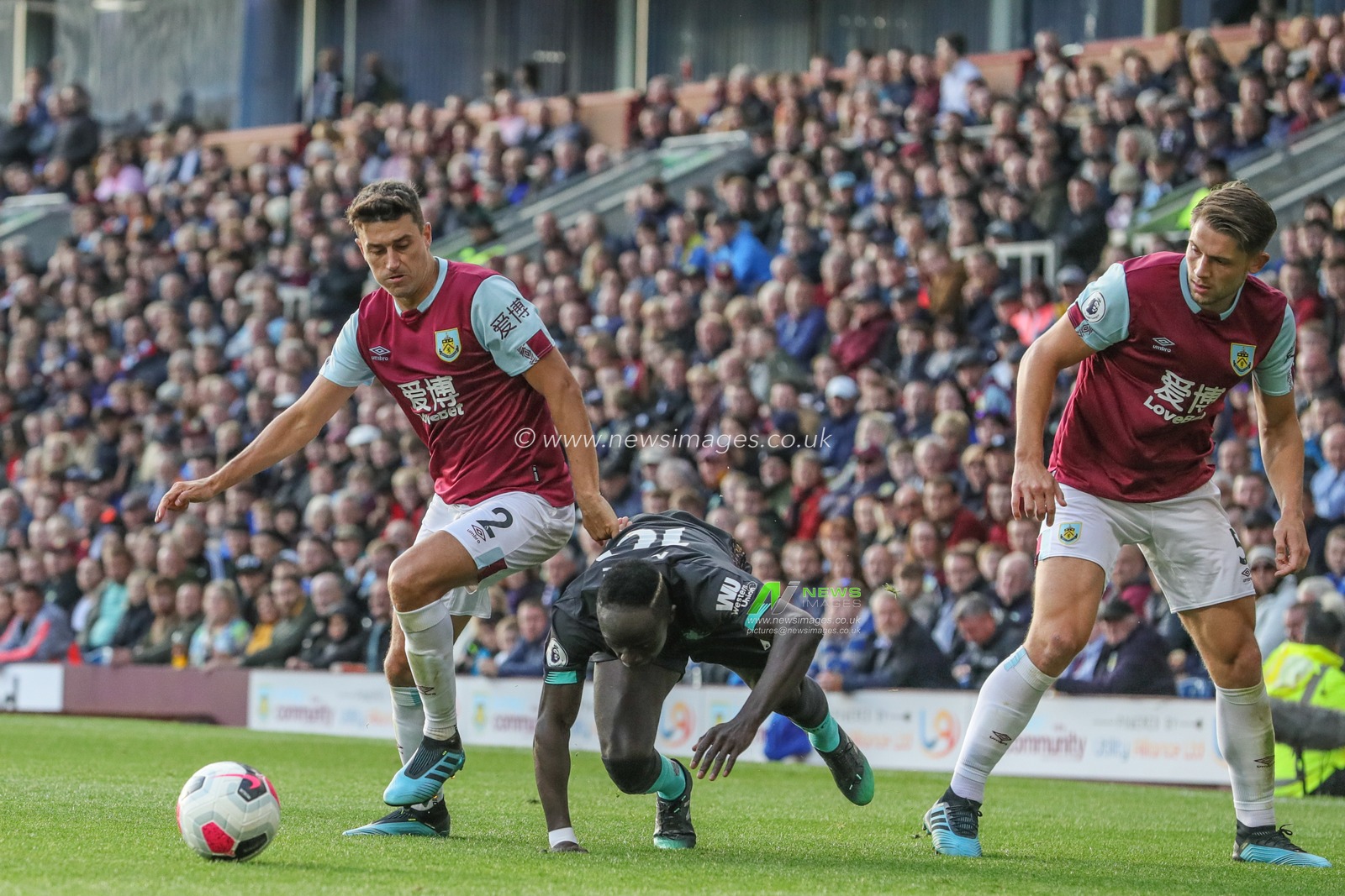 31st August 2019, Turf Moor, Burnley, England ; Premier League Football, Burnley vs Liverpool : Sadio Mane (10) of Liverpool looks for a way past James Tarkowski (5) of Burnley and Matthew Lowton (2) of Burnley 

Credit: Mark Cosgrove/News Images

English Football League images are subject to DataCo Licence