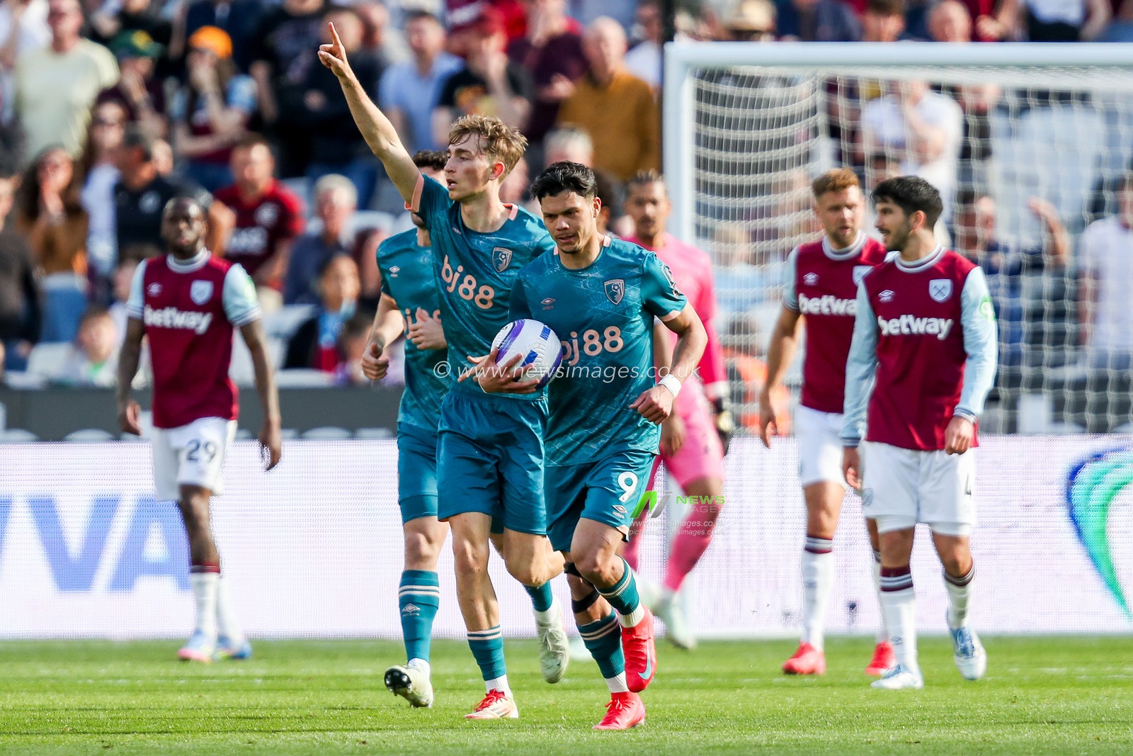 Evanilson of AFC Bournemouth celebrates his goal with teammates to make it 2-2 during the Premier League match West Ham United vs Bournemouth at London Stadium, London, United Kingdom, 5th April 2025

(Photo by Izzy Poles/News Images)