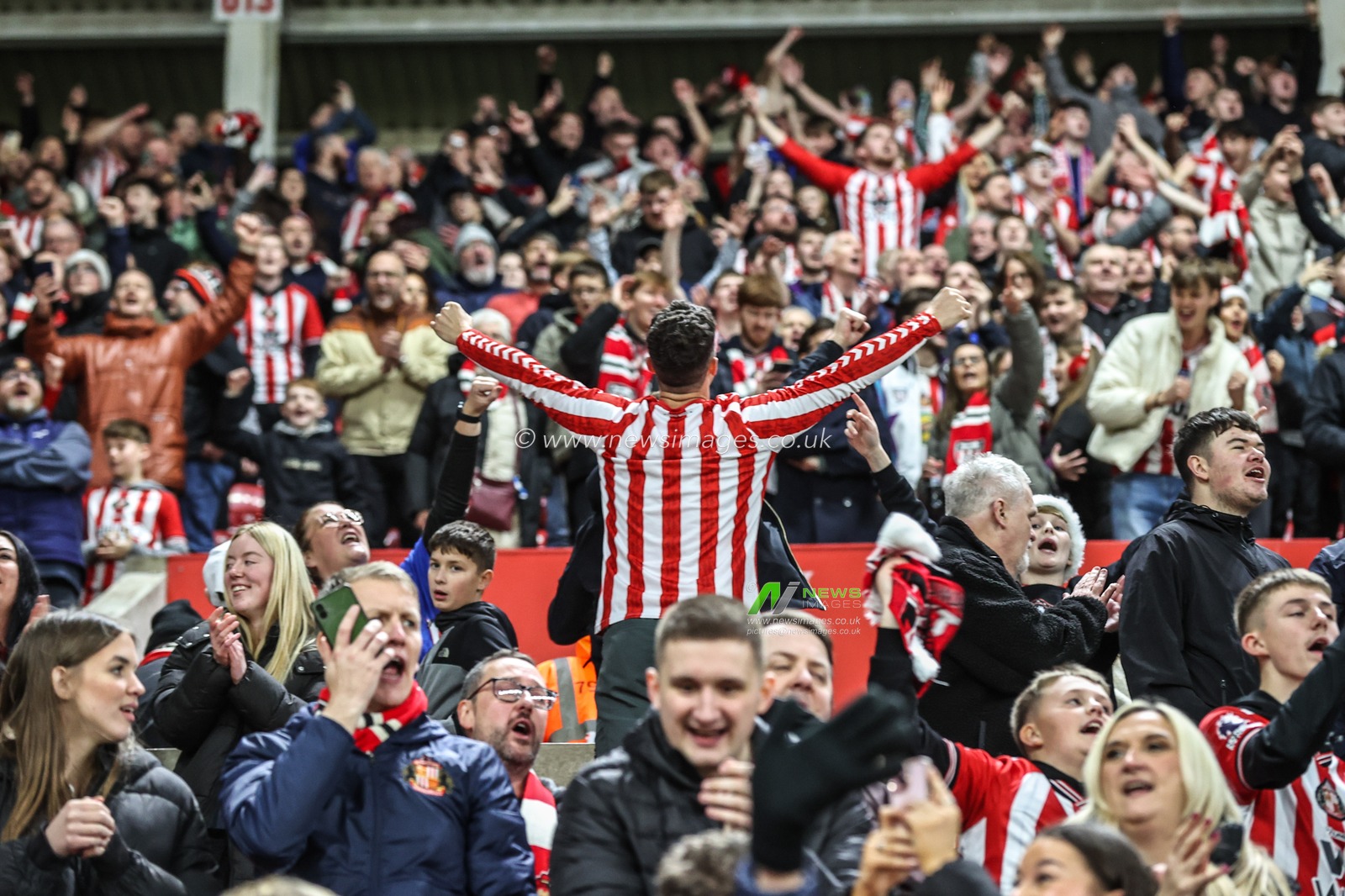 Sunderland fans celebrate the win during the Premier League match Sunderland vs Newcastle United at Stadium Of Light, Sunderland, United Kingdom, 14th December 2025

(Photo by Alfie Cosgrove/News Images)

*** GER AUT SUI OUT ***