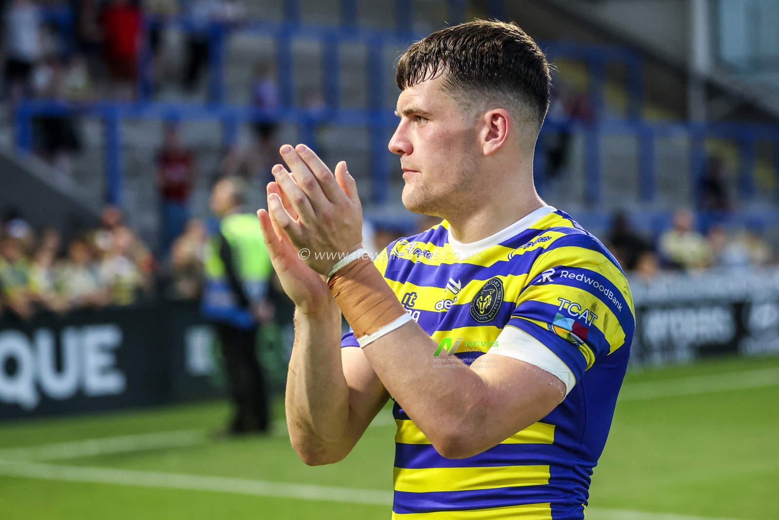 Josh Thewlis of Warrington Wolves applauds the fans after the game during the Betfred Super League round 15 match Warrington Wolves vs Leeds Rhinos at The Halliwell Jones Stadium, Warrington, United Kingdom on 18 June 2026

(Photo by Alfie Cosgrove/News Images)