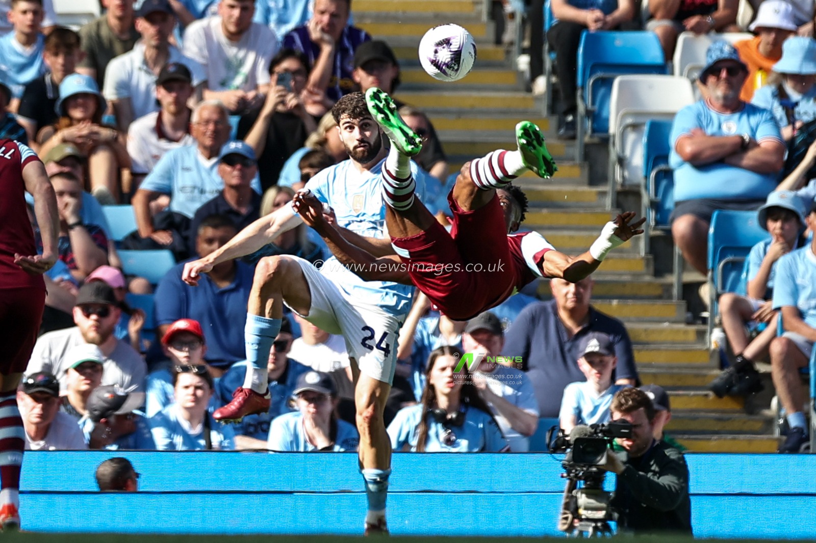 Mohammed Kudus of West Ham United scores an overhead goal and makes it 2-1 during the Premier League match Manchester City vs West Ham United at Etihad Stadium, Manchester, United Kingdom, 19th May 2024

(Photo by Mark Cosgrove/News Images)