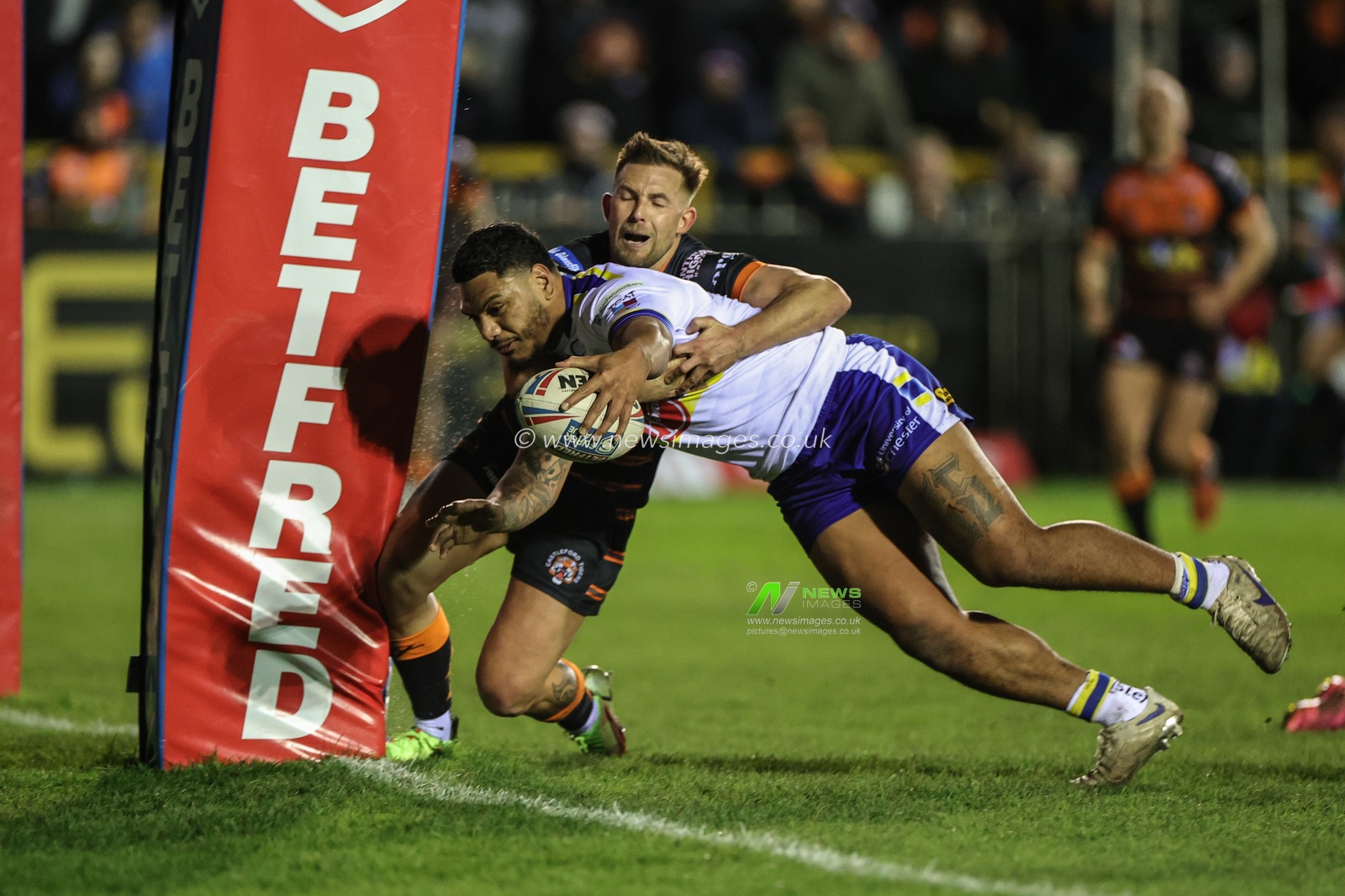 Tom Mikaele #18 of Warrington Wolves goes over for a try during the Betfred Super League Round 6 match Castleford Tigers vs Warrington Wolves at The Mend-A-Hose Jungle, Castleford, United Kingdom, 24th March 2023

(Photo by Mark Cosgrove/News Images)