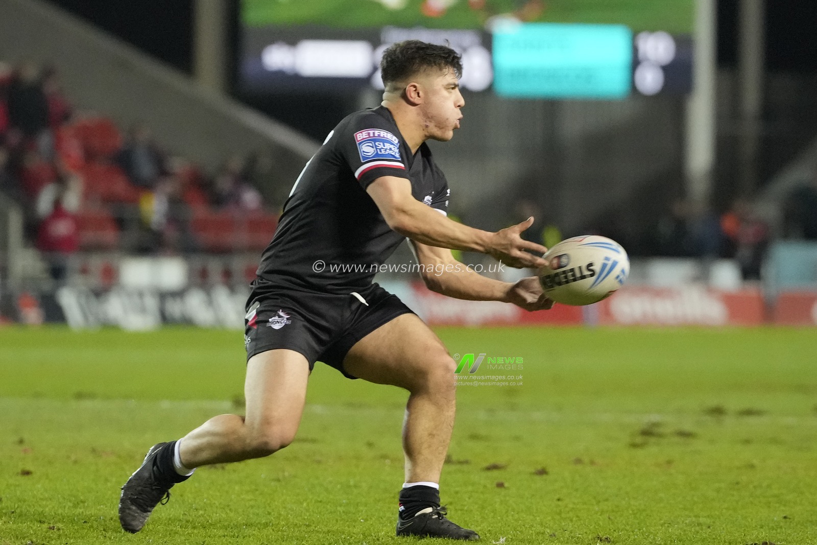 Oli Leyland of London Broncos passes the ball during the Betfred Super League Round 1 match St Helens vs London Broncos at Totally Wicked Stadium, St Helens, United Kingdom, 16th February 2024

(Photo by Steve Flynn/News Images)