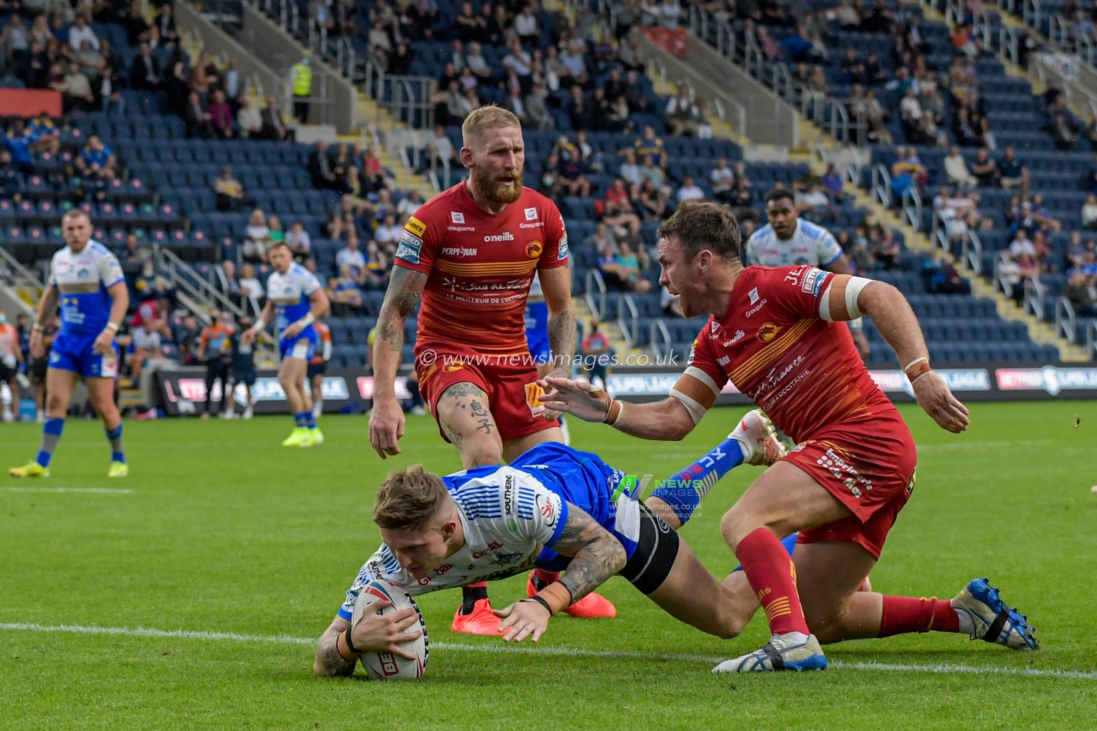 Liam Sutcliffe (15) of Leeds Rhinos goes over for a try to make it 16-8