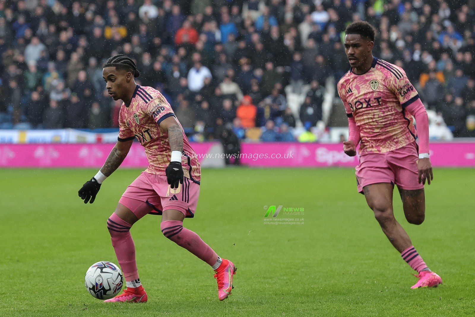 Crysencio Summerville of Leeds United on the ball during the Sky Bet Championship match Huddersfield Town vs Leeds United at John Smith's Stadium, Huddersfield, United Kingdom, 2nd March 2024

(Photo by James Heaton/News Images)