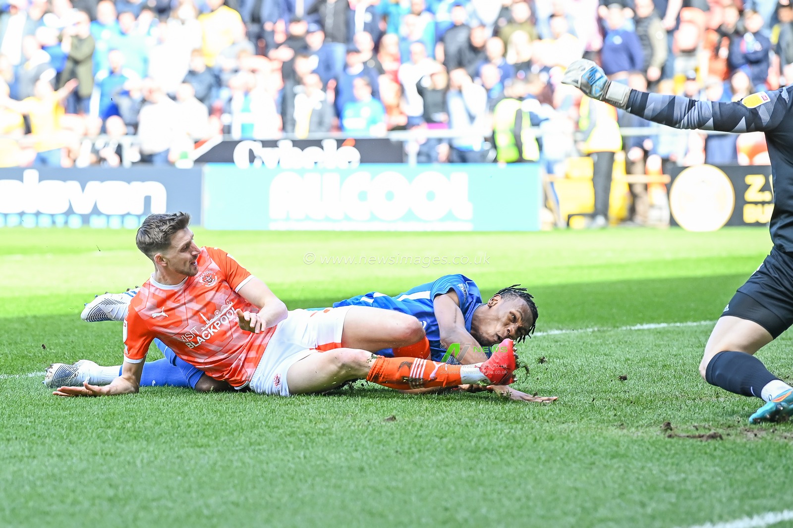 Jake Beesley #28 of Blackpool scores to make it 1-0