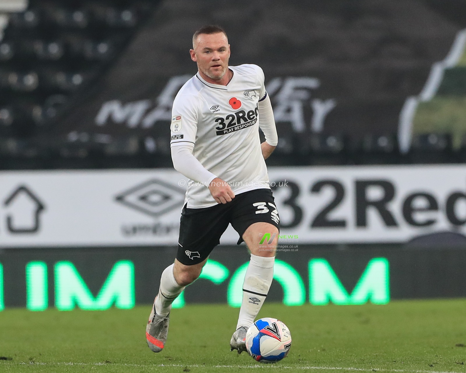 Wayne Rooney #32 of Derby County breaks with the ball