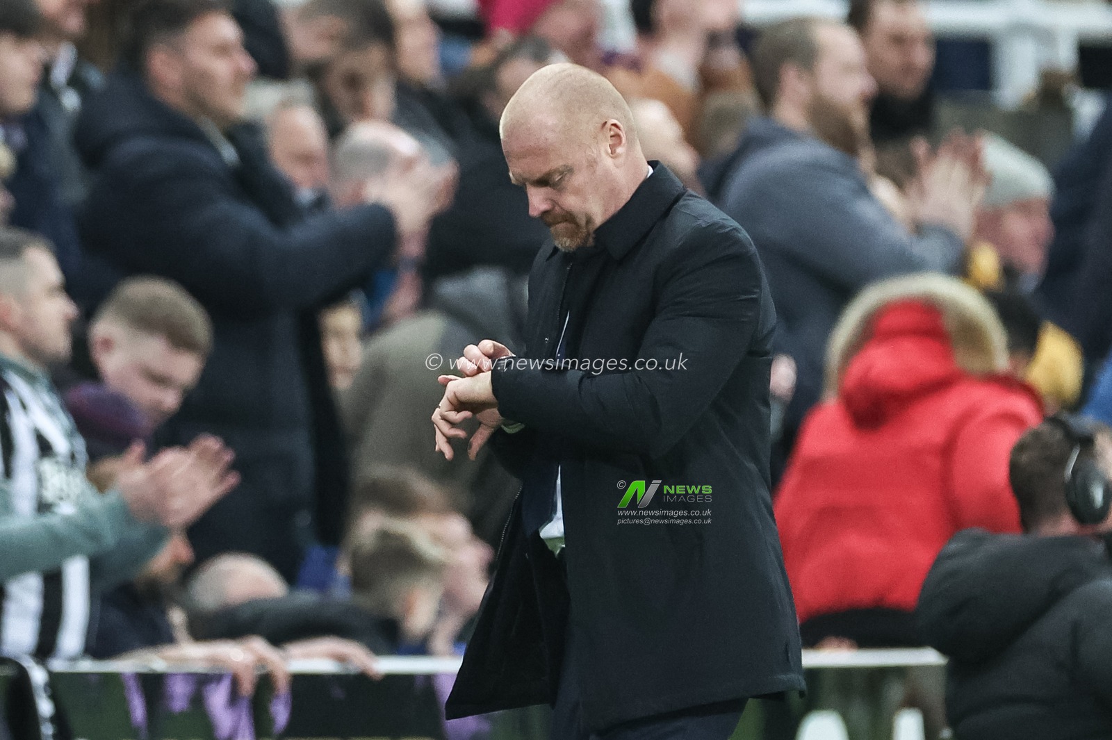Sean Dyche manager of Everton checks his watch as the whistle blows for half time during the Premier League match Newcastle United vs Everton at St. James's Park, Newcastle, United Kingdom, 2nd April 2024

(Photo by Mark Cosgrove/News Images)