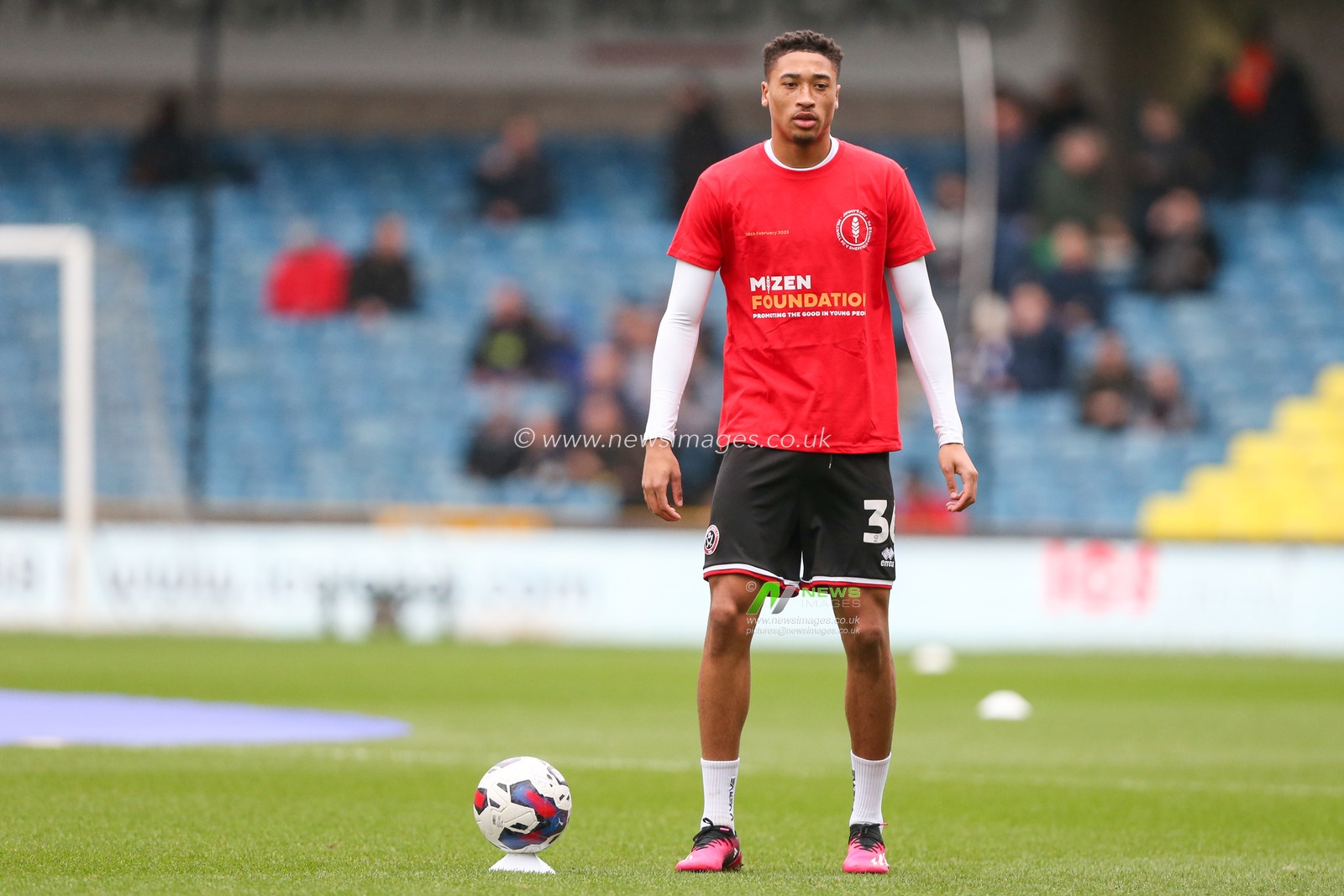 Daniel Jebbison #36 of Sheffield United warms up during the Sky Bet Championship match Millwall vs Sheffield United at The Den, London, United Kingdom, 18th February 2023

(Photo by Arron Gent/News Images)