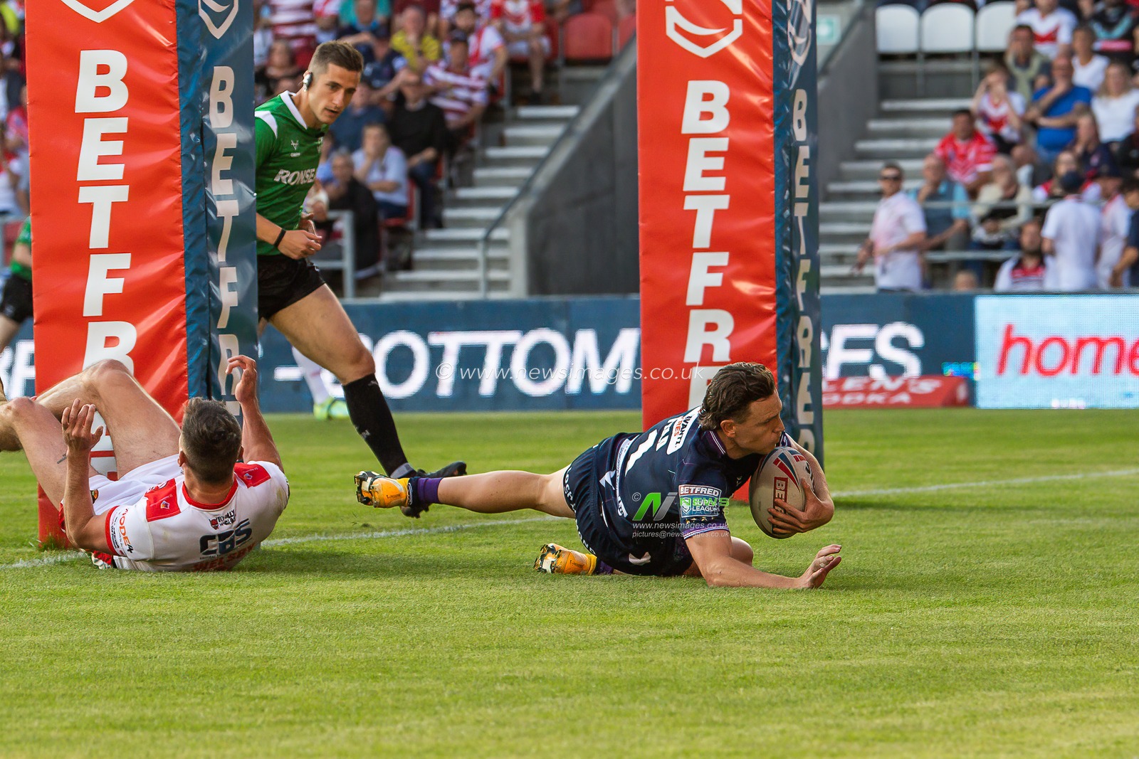 Jai Field #1 of Wigan Warriors goes over for a try during the Betfred Super League Round 15 match St Helens vs Wigan Warriors at Totally Wicked Stadium, St Helens, United Kingdom, 9th June 2023

(Photo by Craig Thomas/News Images)