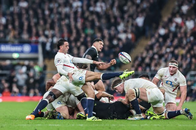 Alex Mitchell of England kicks the ball up field during the Quilter Nations Series 2025 match England vs New Zealand at Allianz Stadium, Twickenham, United Kingdom, 15th November 2025

(Photo by Mark Cosgrove/News Images)

*** GER AUT SUI OUT ***
