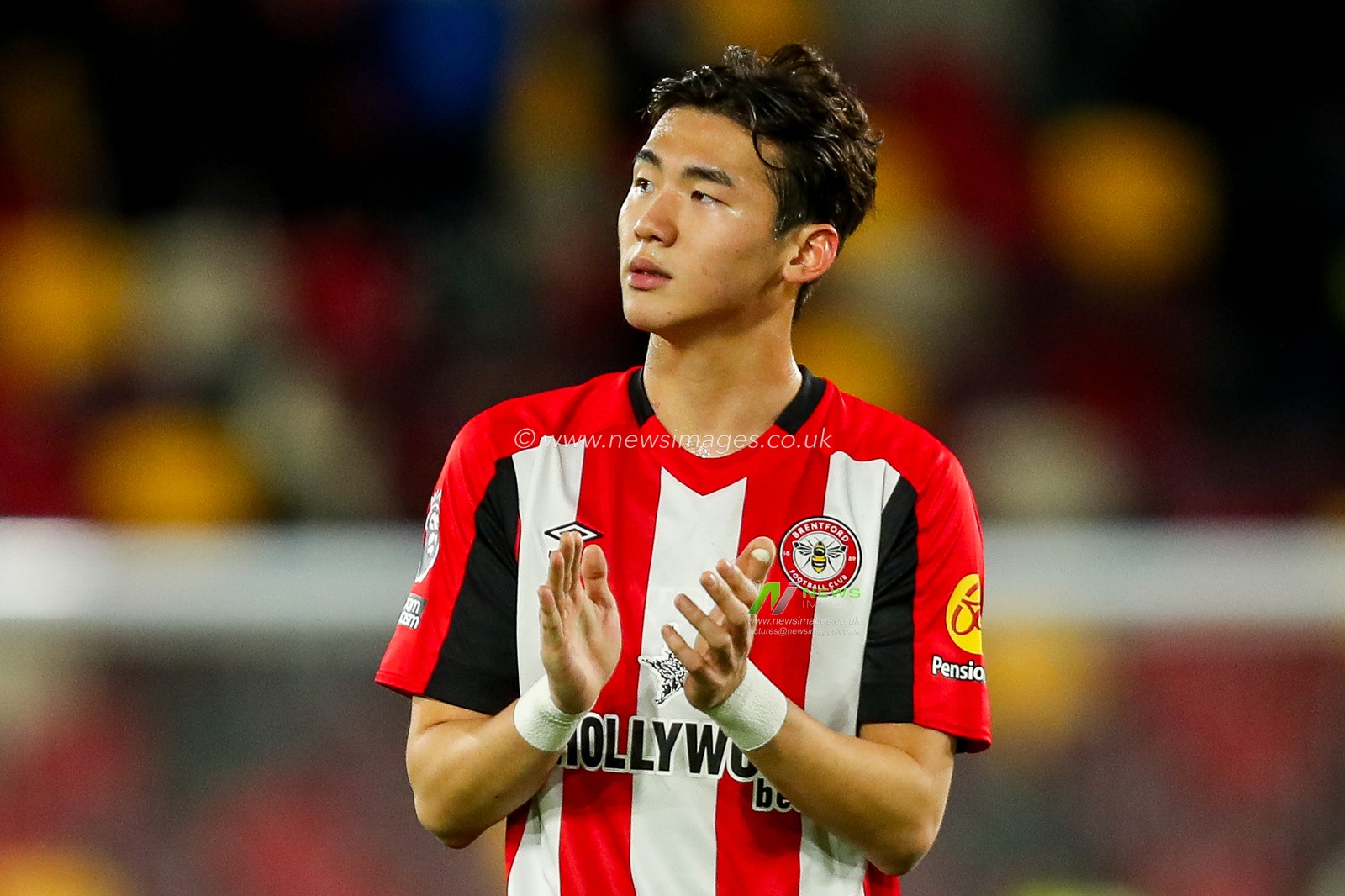 Ji-soo Kim of Brentford acknowledges the fans after the teams defeat following the Premier League match Brentford vs Arsenal at The Gtech Community Stadium, London, United Kingdom, 1st January 2025

(Photo by Izzy Poles/News Images)