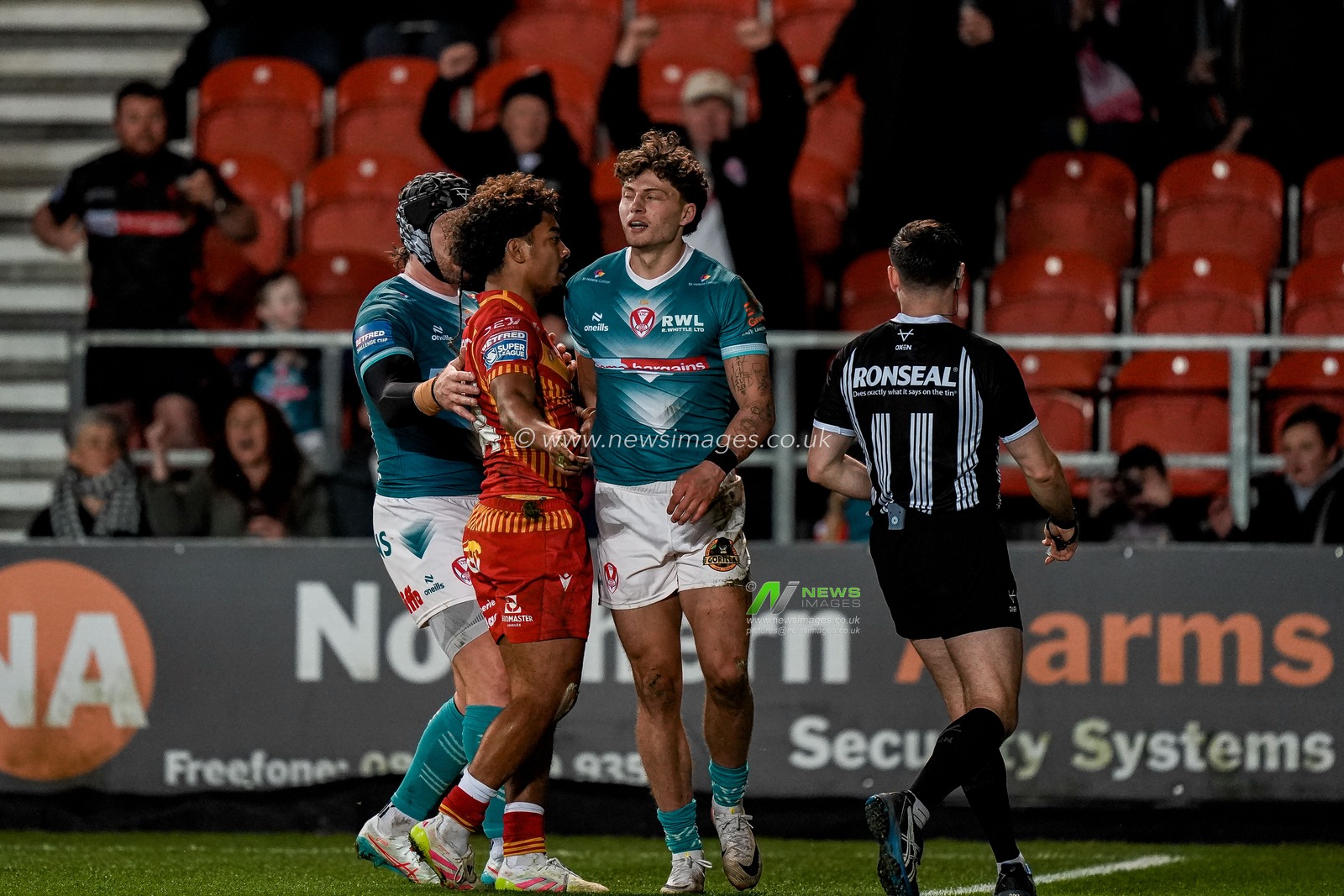 Owen Dagnall of St Helens celebrates his try during the Betfred Challenge Cup Quarter Final match St Helens vs Catalans Dragons at The BrewDog Stadium, St Helens, United Kingdom on 10 April 2026

(Photo by Maynard Manyowa/News Images)