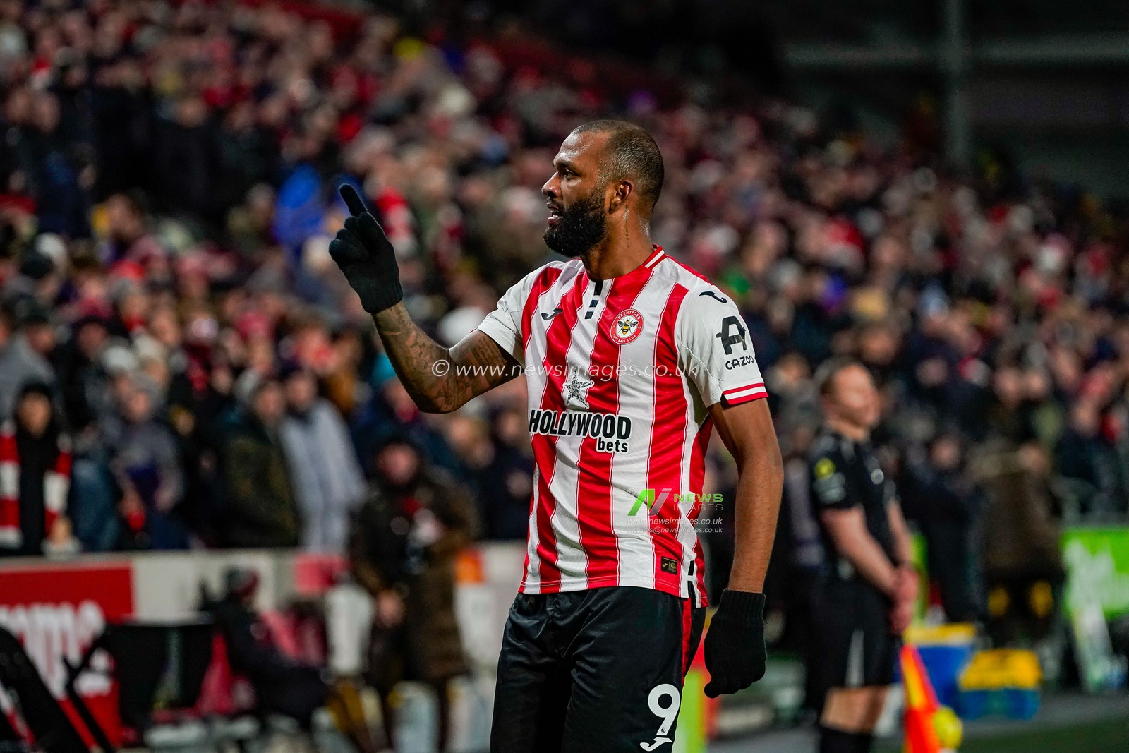 Igor Thiago of Brentford celebrates his goal to make it 1-0 during the Premier League match Brentford vs Sunderland at The Gtech Community Stadium, London, United Kingdom, 7th January 2026

(Photo by Maynard Manyowa/News Images)

*** GER AUT SUI OUT ***