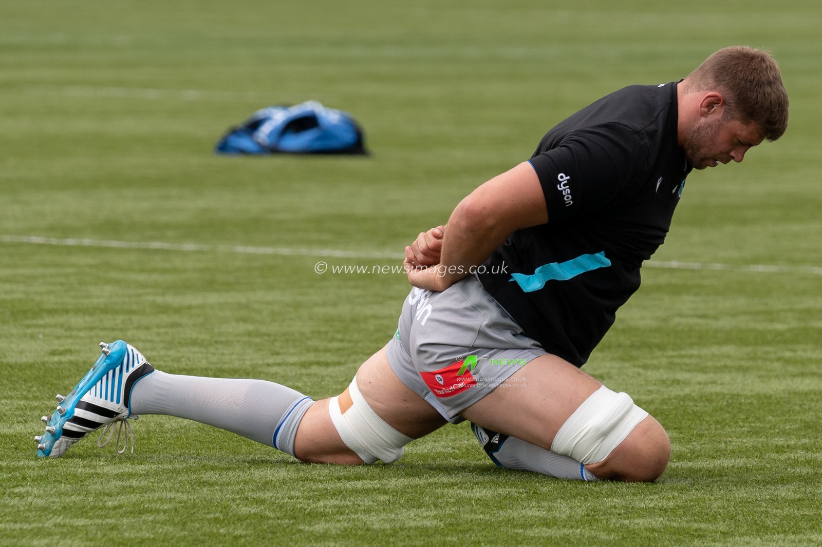 Dave Attwood #4 of Bath Rugby warming up prior to the Gallagher Premiership match Saracens vs Bath Rugby at StoneX Stadium, London, United Kingdom, 15th October 2022

(Photo by Richard Washbrooke/News Images)