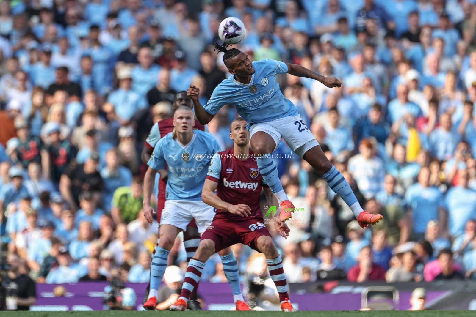 Manuel Akanji of Manchester City heads the ball during the Premier League match Manchester City vs West Ham United at Etihad Stadium, Manchester, United Kingdom, 19th May 2024

(Photo by Mark Cosgrove/News Images)