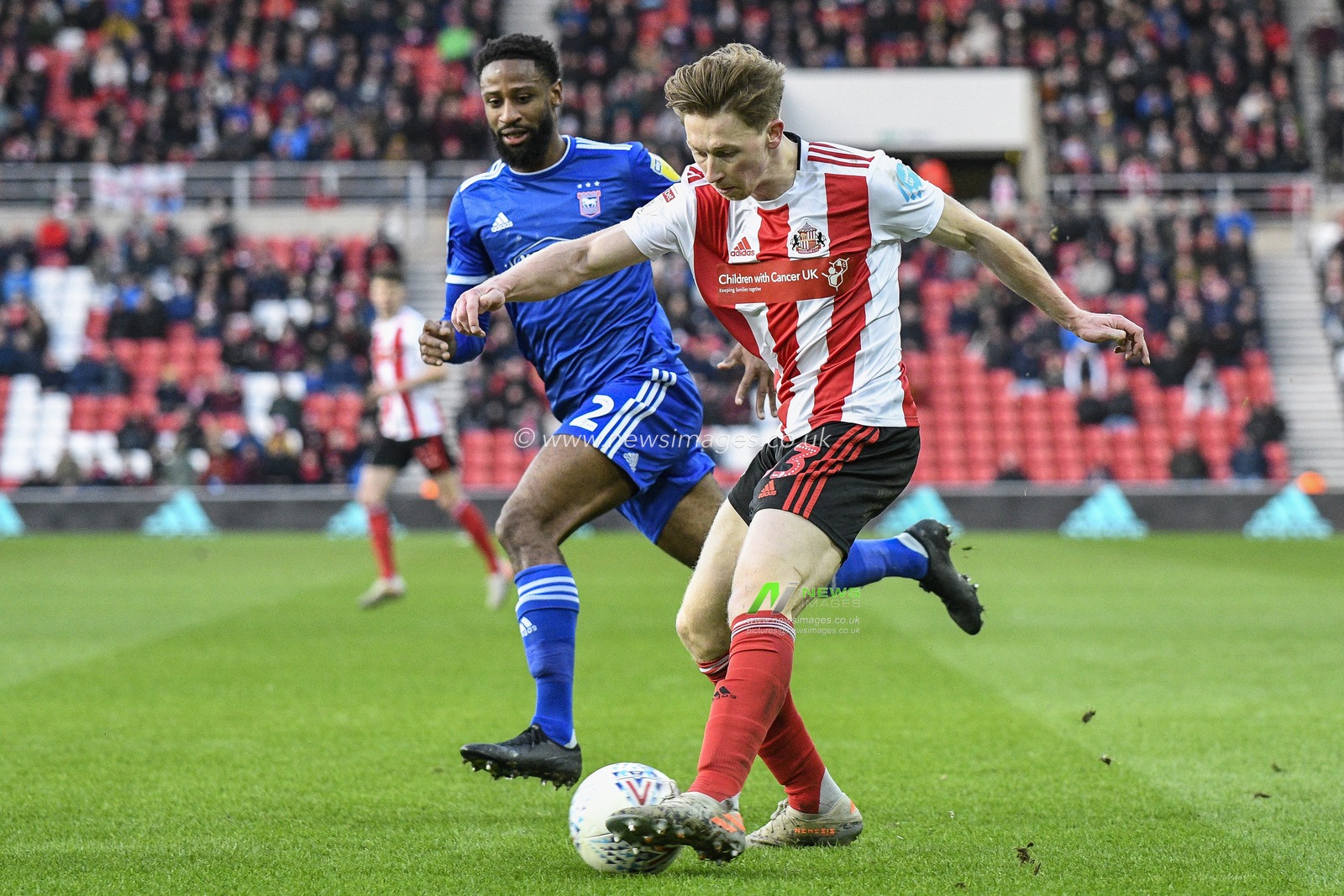 8th February 2020, Stadium Of Light, Sunderland, England; Sky Bet League 1, Sunderland v Ipswich Town : Denver Hume (33) of Sunderland crosses the ball