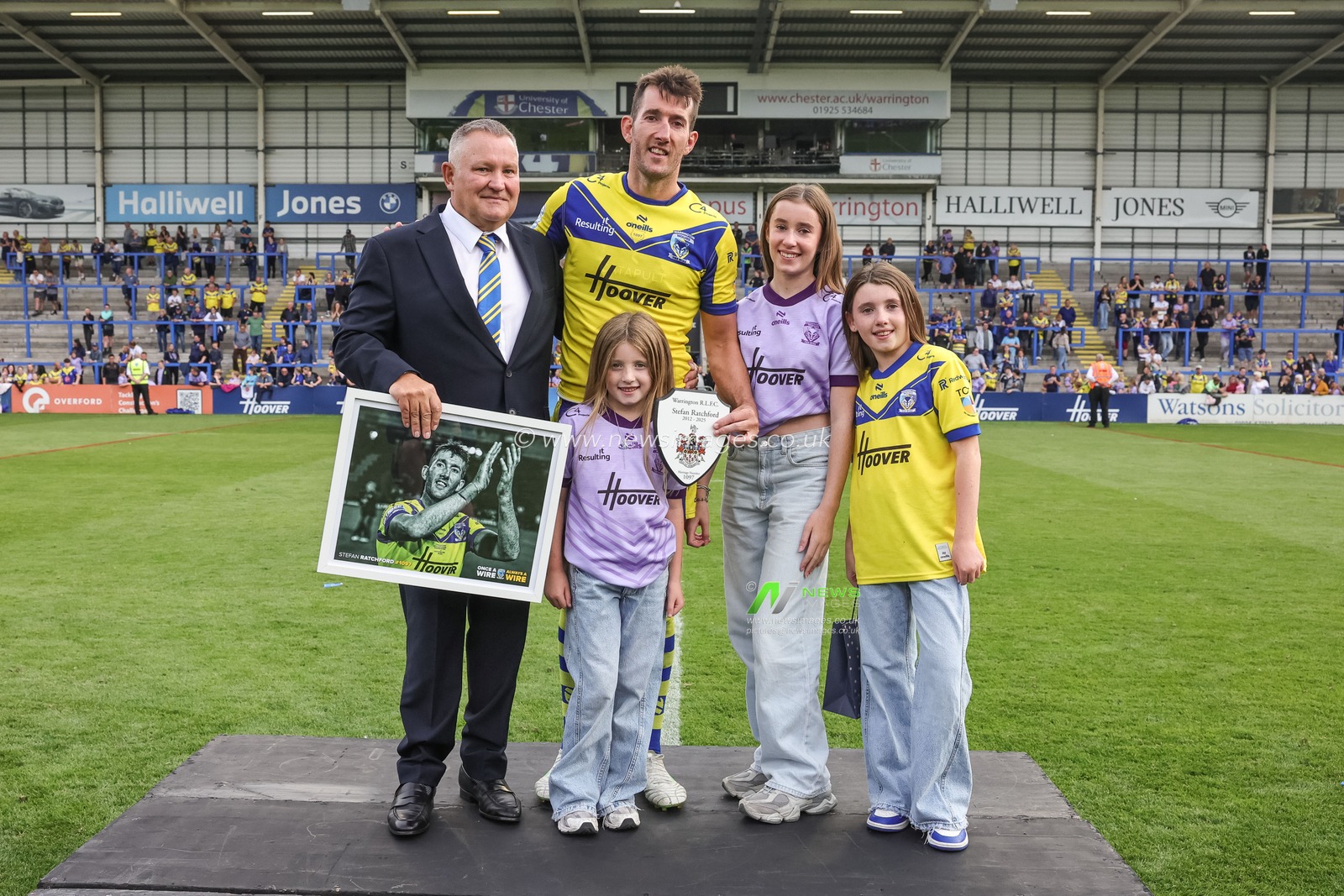Warrington Wolves Chairman Stuart Middleton presents Stefan Ratchford of Warrington Wolves with a picture and a plaque on his final home game as he announces his retirement during the Betfred Super League Round 25 match Warrington Wolves vs Leigh Leopards at Halliwell Jones Stadium, Warrington, United Kingdom, 6th September 2025

(Photo by Mark Cosgrove/News Images)