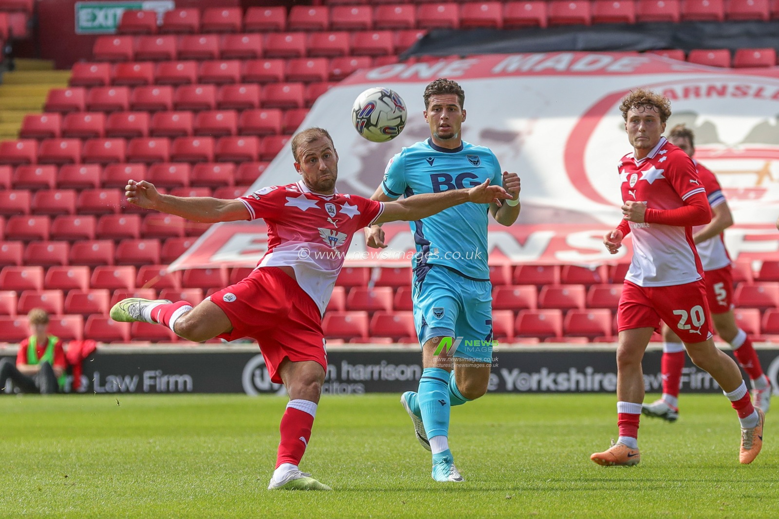 Herbie Kane #8 of Barnsley takes a shot at goal during the Sky Bet League 1 match Barnsley vs Oxford United at Oakwell, Barnsley, United Kingdom, 19th August 2023

(Photo by Alfie Cosgrove/News Images)