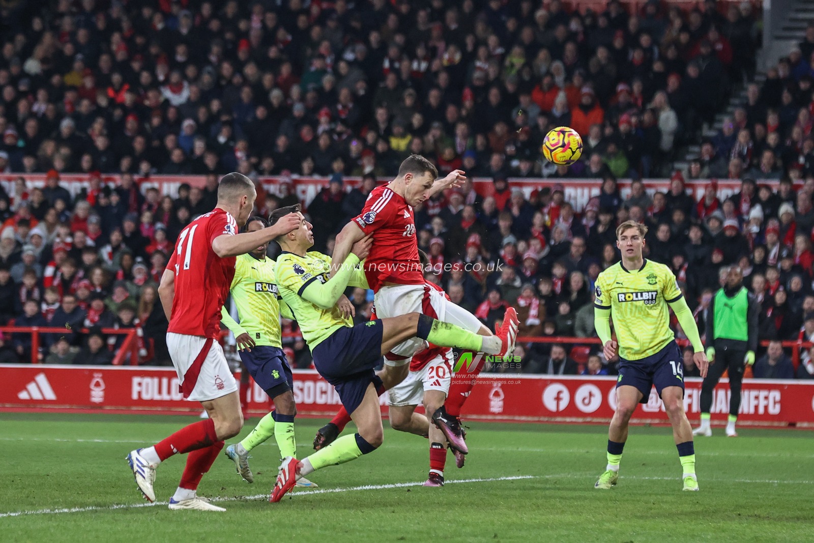 Chris Wood of Nottingham Forest hits the ball over the bar during the Premier League match Nottingham Forest vs Southampton at City Ground, Nottingham, United Kingdom, 19th January 2025

(Photo by Alfie Cosgrove/News Images)