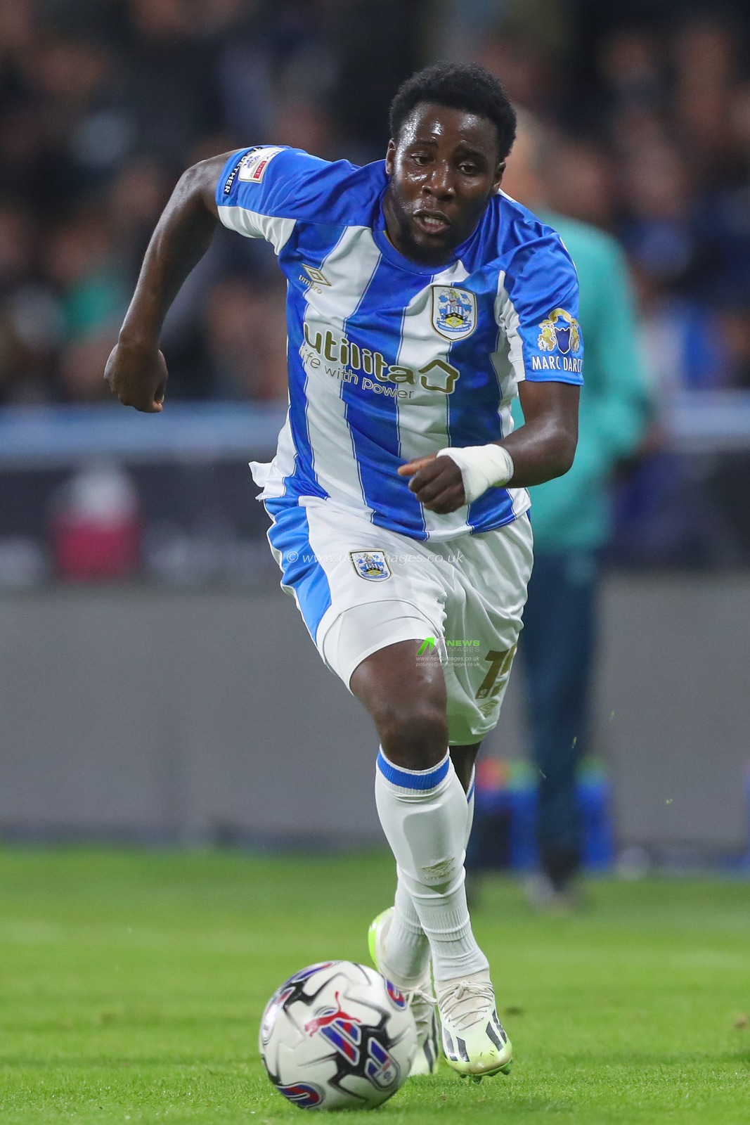Jaheim Headley #15 of Huddersfield Town breaks with the ball during the Sky Bet Championship match Huddersfield Town vs Stoke City at John Smith's Stadium, Huddersfield, United Kingdom, 20th September 2023

(Photo by Gareth Evans/News Images)