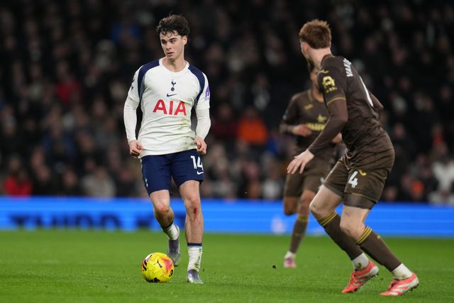 Archie Gray of Tottenham Hotspur on the ball during the Premier League match Tottenham Hotspur vs Brentford at Tottenham Hotspur Stadium, London, United Kingdom, 6th December 2025

(Photo by Harvey Murphy/News Images)

*** GER AUT SUI OUT ***