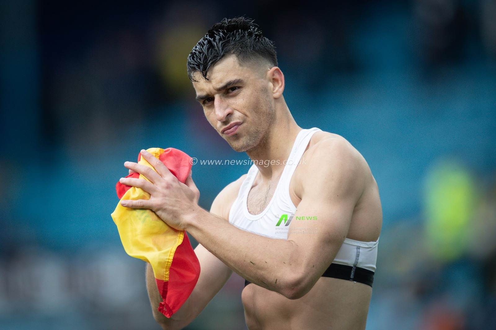 Marc Roca #8 of Leeds United claps his hands and applauds the supporters at full-time after the Premier League match Leeds United vs Fulham at Elland Road, Leeds, United Kingdom, 23rd October 2022

(Photo by James Heaton/News Images)