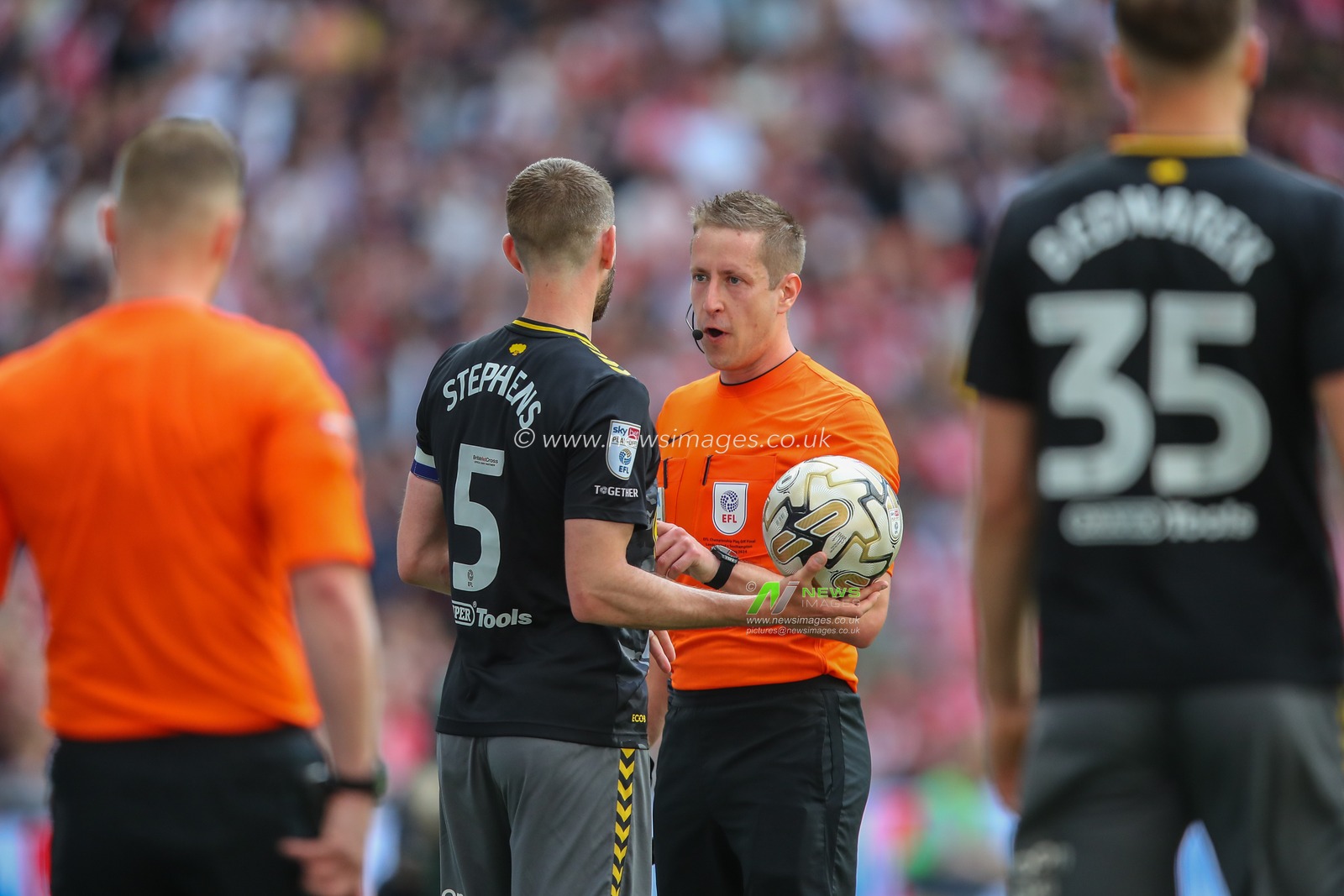 Referee John Brooks speaks to Jack Stephens of Southampton during the Sky Bet Championship Play-Off Final match Leeds United vs Southampton at Wembley Stadium, London, United Kingdom, 26th May 2024

(Photo by Gareth Evans/News Images)