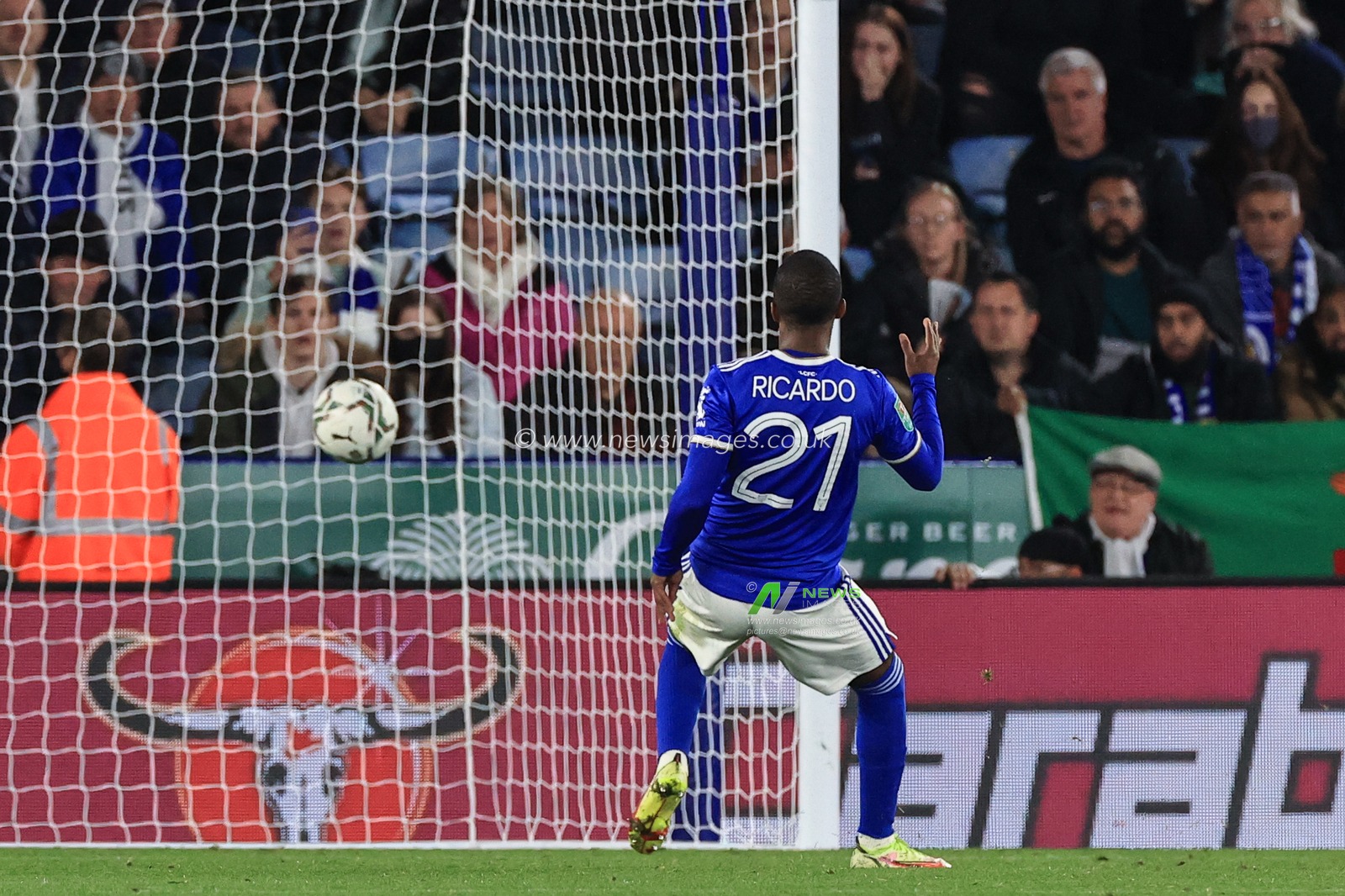Ricardo Pereira #21 of Leicester City scores his penalty in the shoot-out