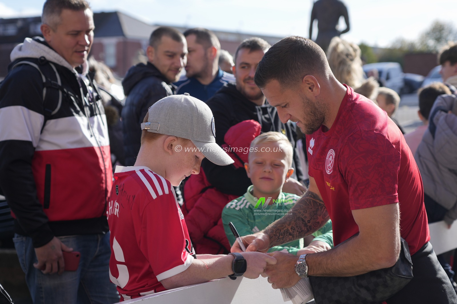 Billy Sharp #10 of Sheffield United signs autographs as he arrives at the stadium before the Sky Bet Championship match Sheffield United vs Norwich City at Bramall Lane, Sheffield, United Kingdom, 22nd October 2022

(Photo by Steve Flynn/News Images)