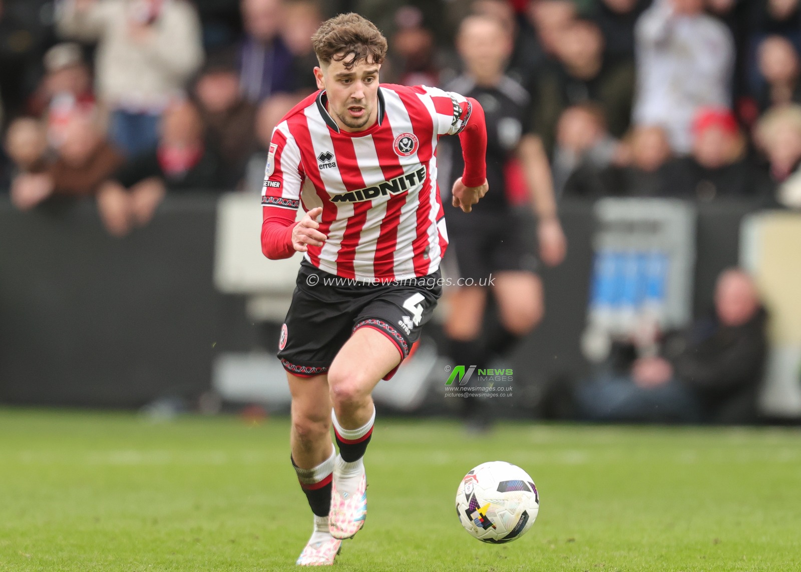 Oliver Arblaster of Sheffield United breaks with the ball during the Sky Bet Championship match Sheffield United vs Sheffield Wednesday at Bramall Lane, Sheffield, United Kingdom on 22 February 2026

(Photo by Richard Bierton/News Images)