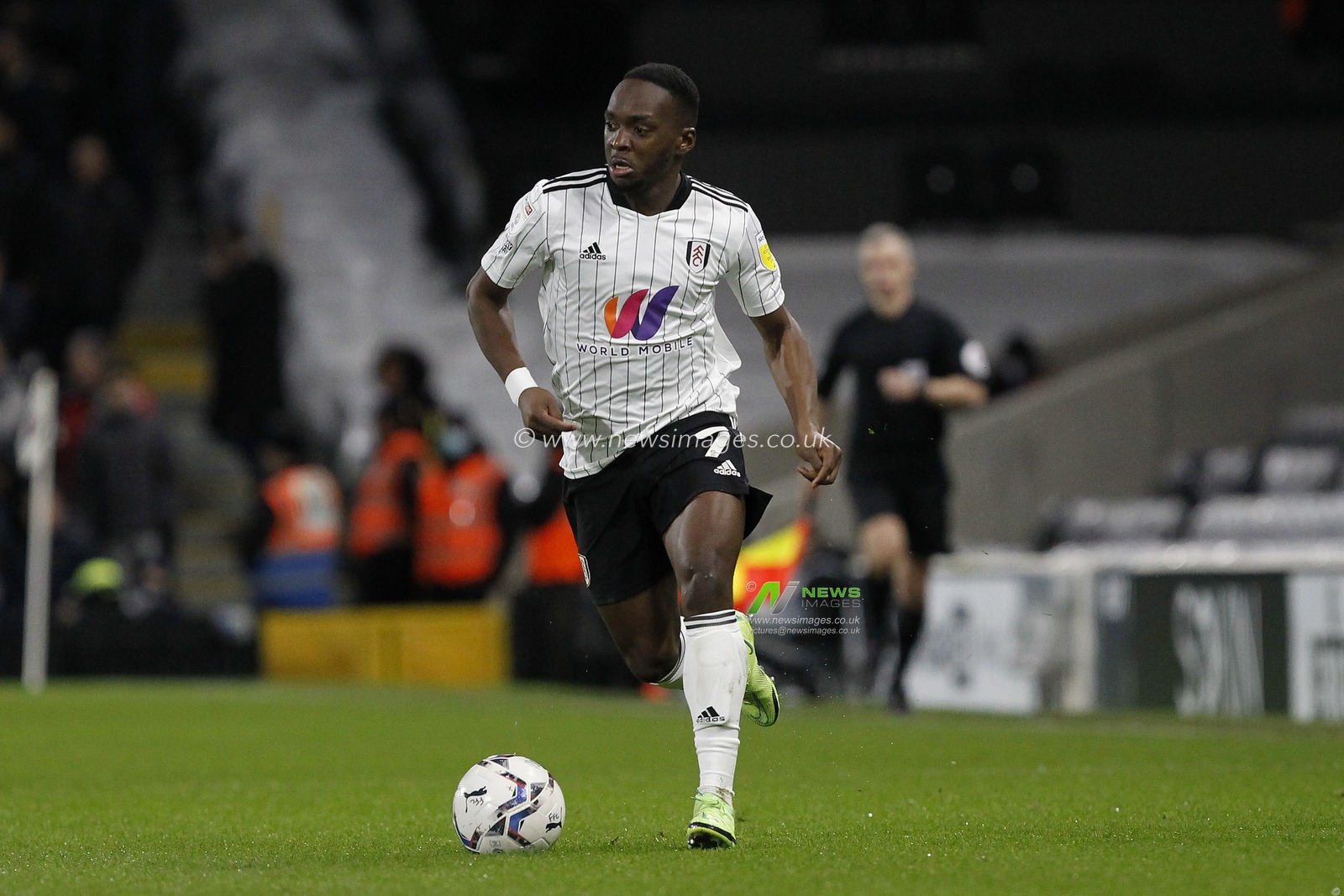 Neeskens Kebano #7 of Fulham on the ball.