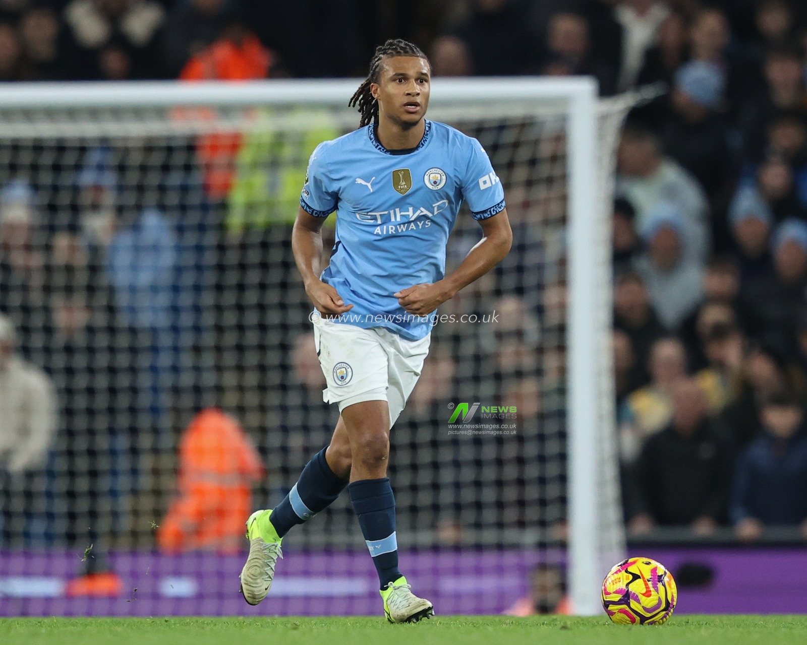 Nathan AkÃ© of Manchester City breaks with the ball during the Premier League match Manchester City vs Nottingham Forest at Etihad Stadium, Manchester, United Kingdom, 4th December 2024

(Photo by Alfie Cosgrove/News Images)