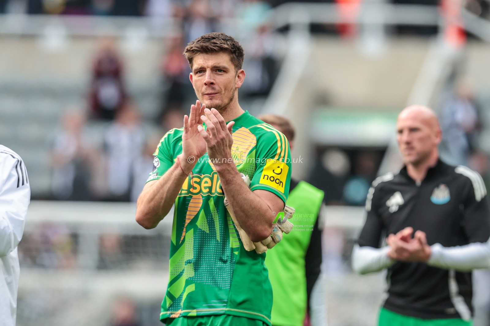 Nick Pope Newcastle United Goalkeeper applauds the fans after the final whistle during the Premier League match Newcastle United vs Ipswich Town at St. James's Park, Newcastle, United Kingdom, 25th April 2025

(Photo by Richard Bierton/News Images)