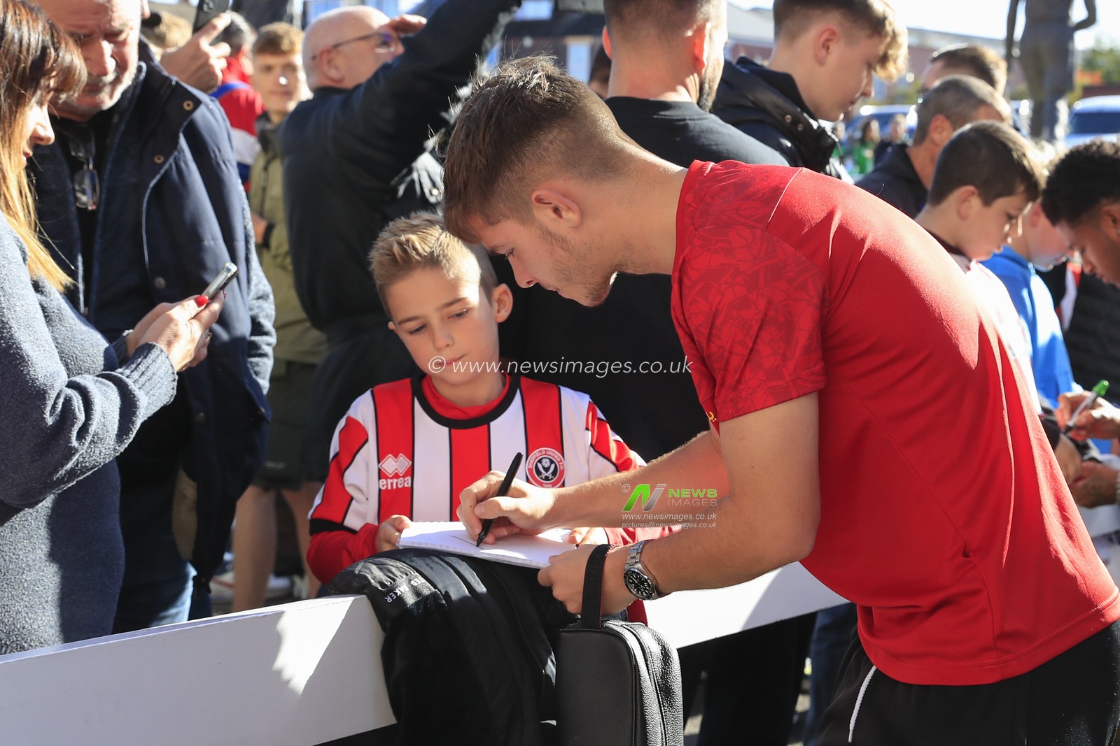 James McAtee #28 of Sheffield United signs an autograph for a fan ahead of the Sky Bet Championship match Sheffield United vs Blackpool at Bramall Lane, Sheffield, United Kingdom, 15th October 2022

(Photo by Conor Molloy/News Images)