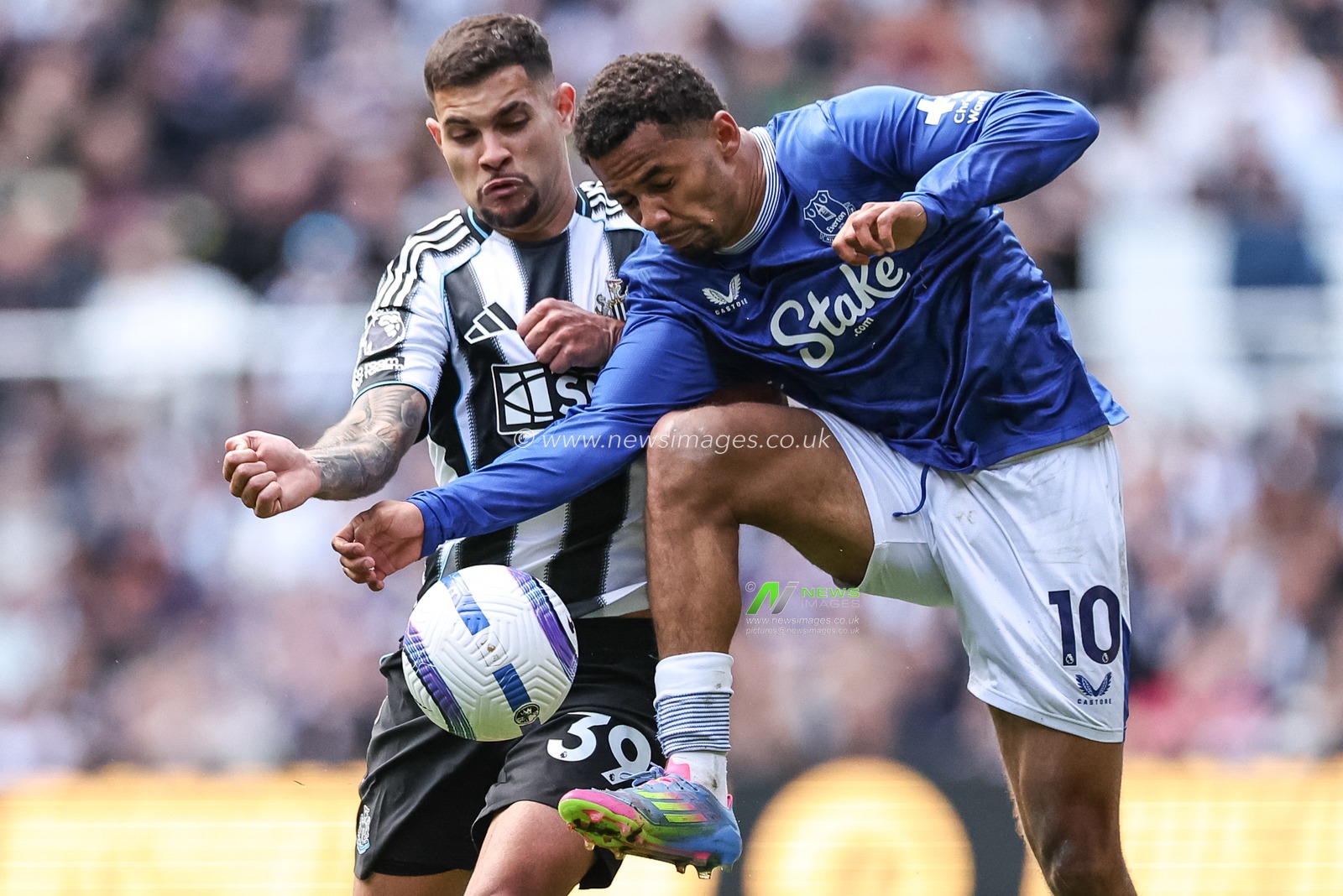Iliman Ndiaye of Everton and Bruno GuimarÃ£es of Newcastle United battle for the ball during the Premier League match Newcastle United vs Everton at St. James's Park, Newcastle, United Kingdom, 25th May 2025

(Photo by Mark Cosgrove/News Images)