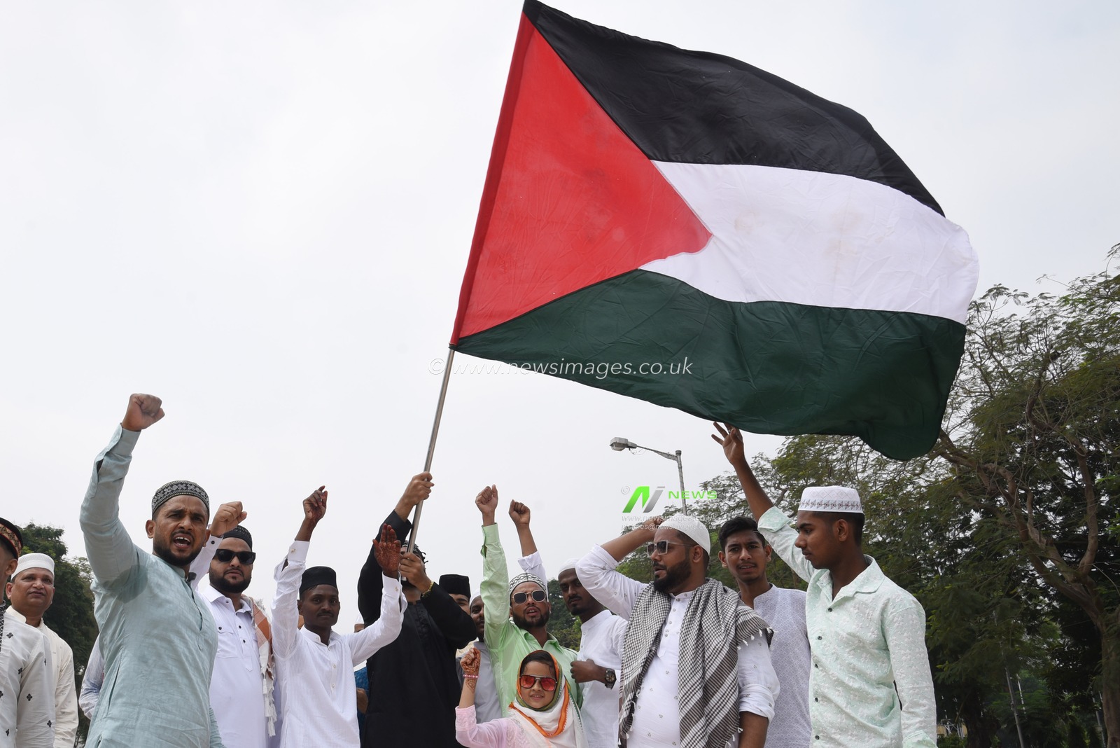 Indian Muslims wave Palestinian flags in support of Palestinians after the red road Eid Prayer in Kolkata on March 31,2025,Photo by Debajyoti Chakraborty
(Photo: Debajyoti Chakraborty/News Images)