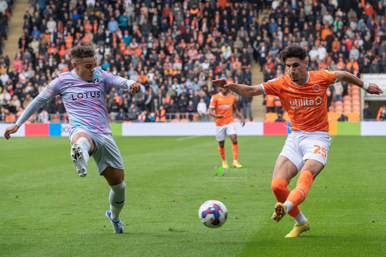 Theo Corbeanu #25 of Blackpool crosses the ball in from the wing during the Sky Bet Championship match Blackpool vs Norwich City at Bloomfield Road, Blackpool, United Kingdom, 1st October 2022

(Photo by James Heaton/News Images)