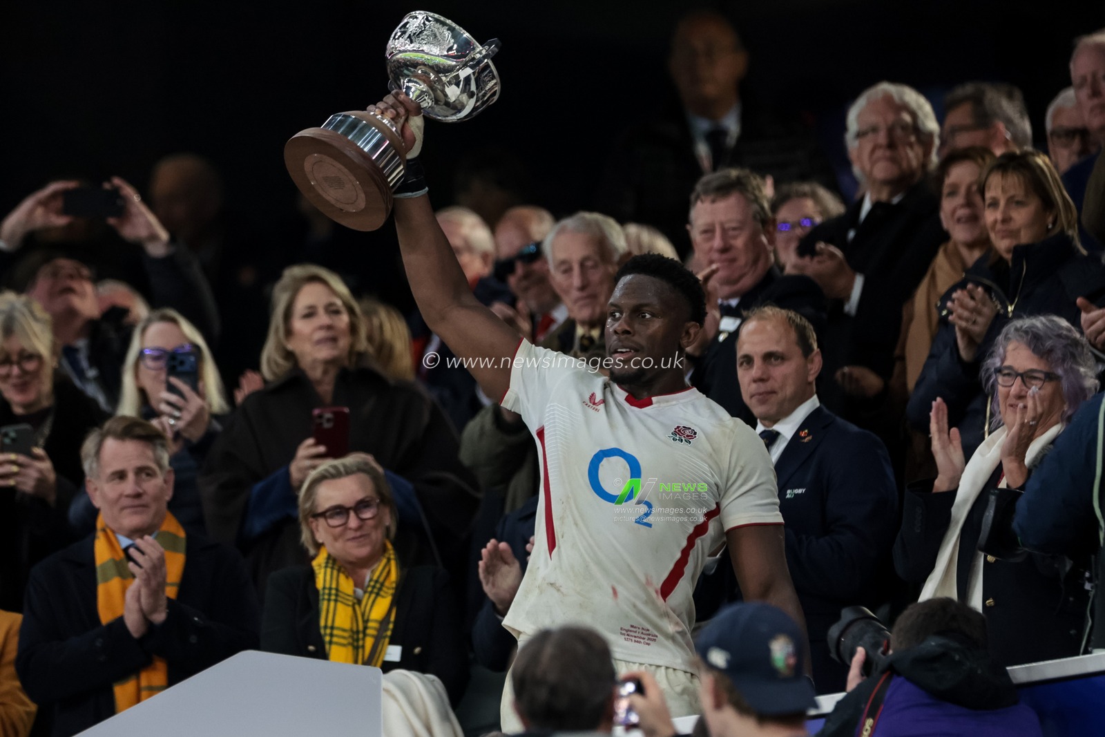 Maro Itoje of England lit the Ella-Mobbs Trophy during the Quilter Nations Series 2025 match England vs Australia at Allianz Stadium, Twickenham, United Kingdom, 1st November 2025

(Photo by Mark Cosgrove/News Images)

*** GER AUT SUI OUT ***