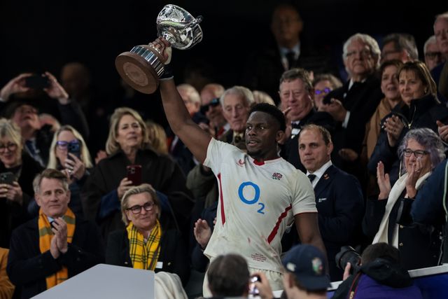 Maro Itoje of England lit the Ella-Mobbs Trophy during the Quilter Nations Series 2025 match England vs Australia at Allianz Stadium, Twickenham, United Kingdom, 1st November 2025

(Photo by Mark Cosgrove/News Images)

*** GER AUT SUI OUT ***