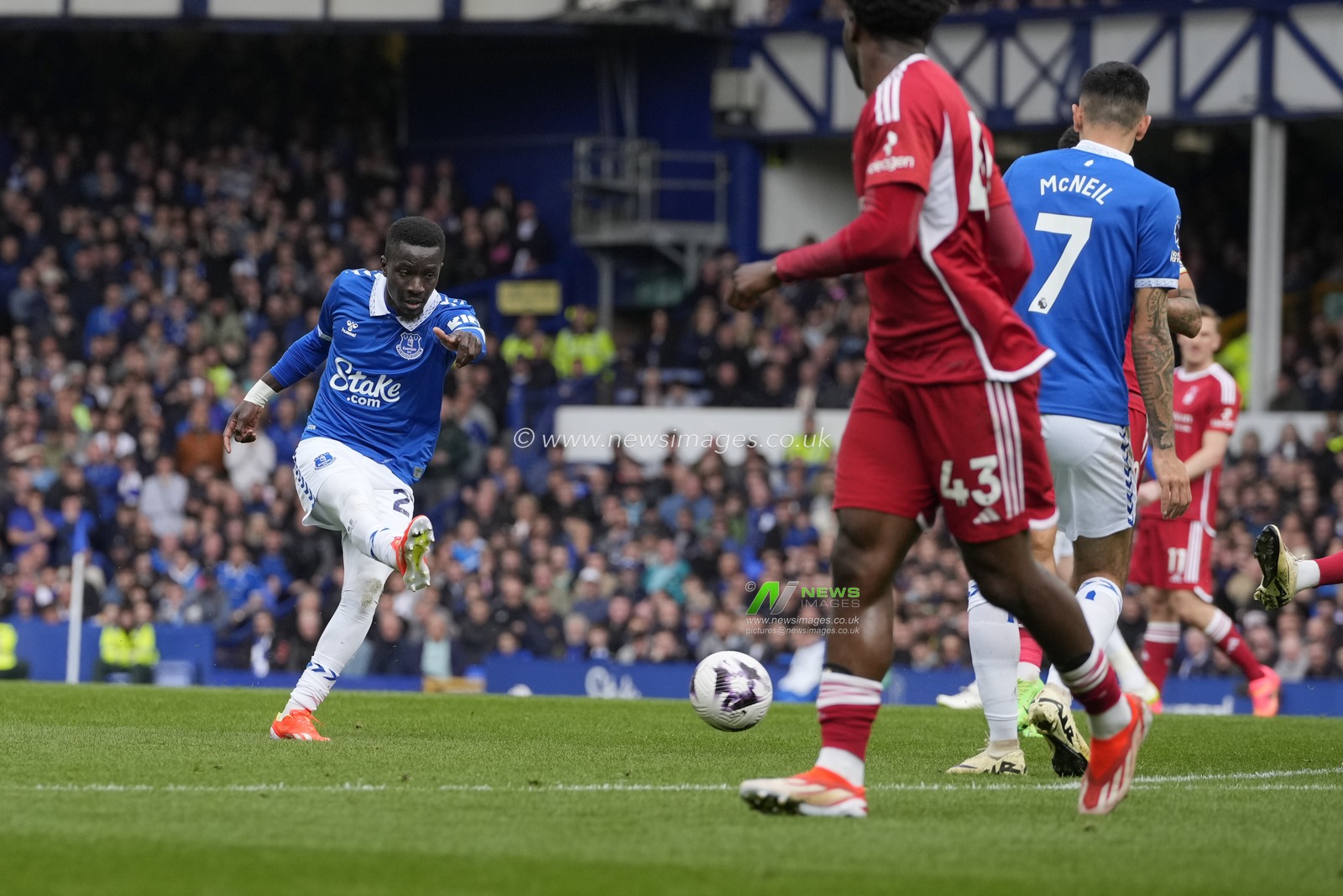 Idrissa Gueye of Everton scores a goal to make it 1-0 during the Premier League match Everton vs Nottingham Forest at Goodison Park, Liverpool, United Kingdom, 21st April 2024

(Photo by Steve Flynn/News Images)