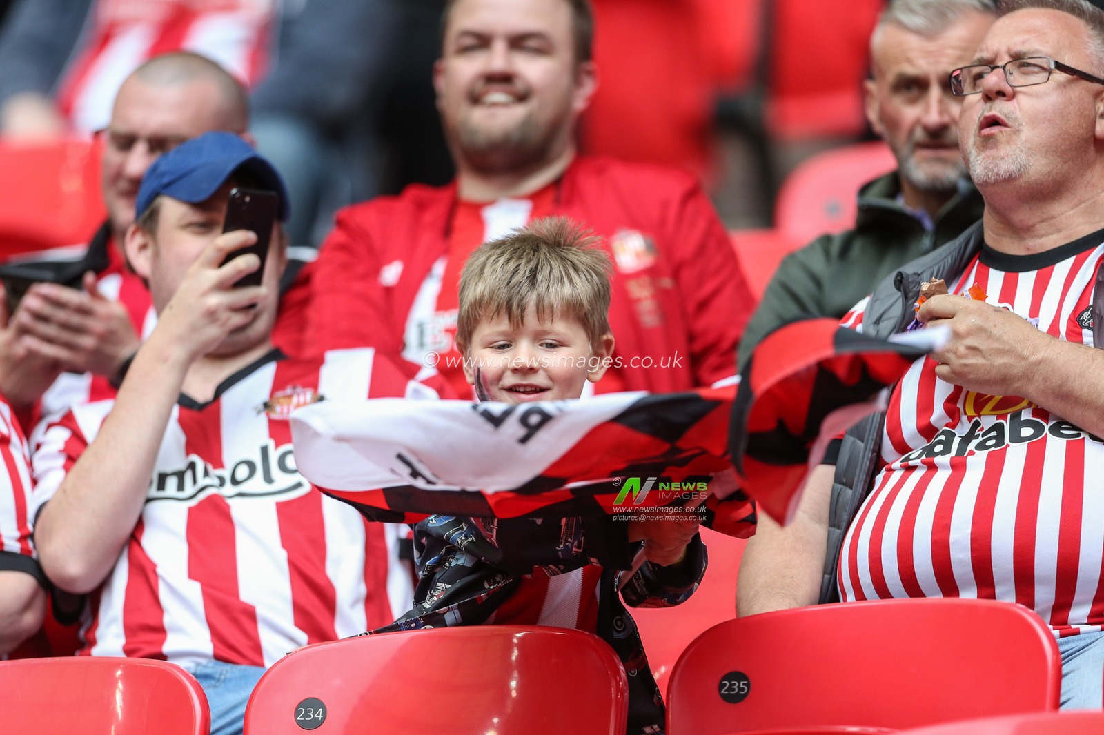 26th May 2019 , Wembley Stadium, London, England ; Sky Bet League 1 Playoff Final , Charlton Athletic vs Sunderland ; A young Sunderland fan flyâ€™s his flag 


Credit: Mark Cosgrove/News Images 


English Football League images are subject to DataCo Licence