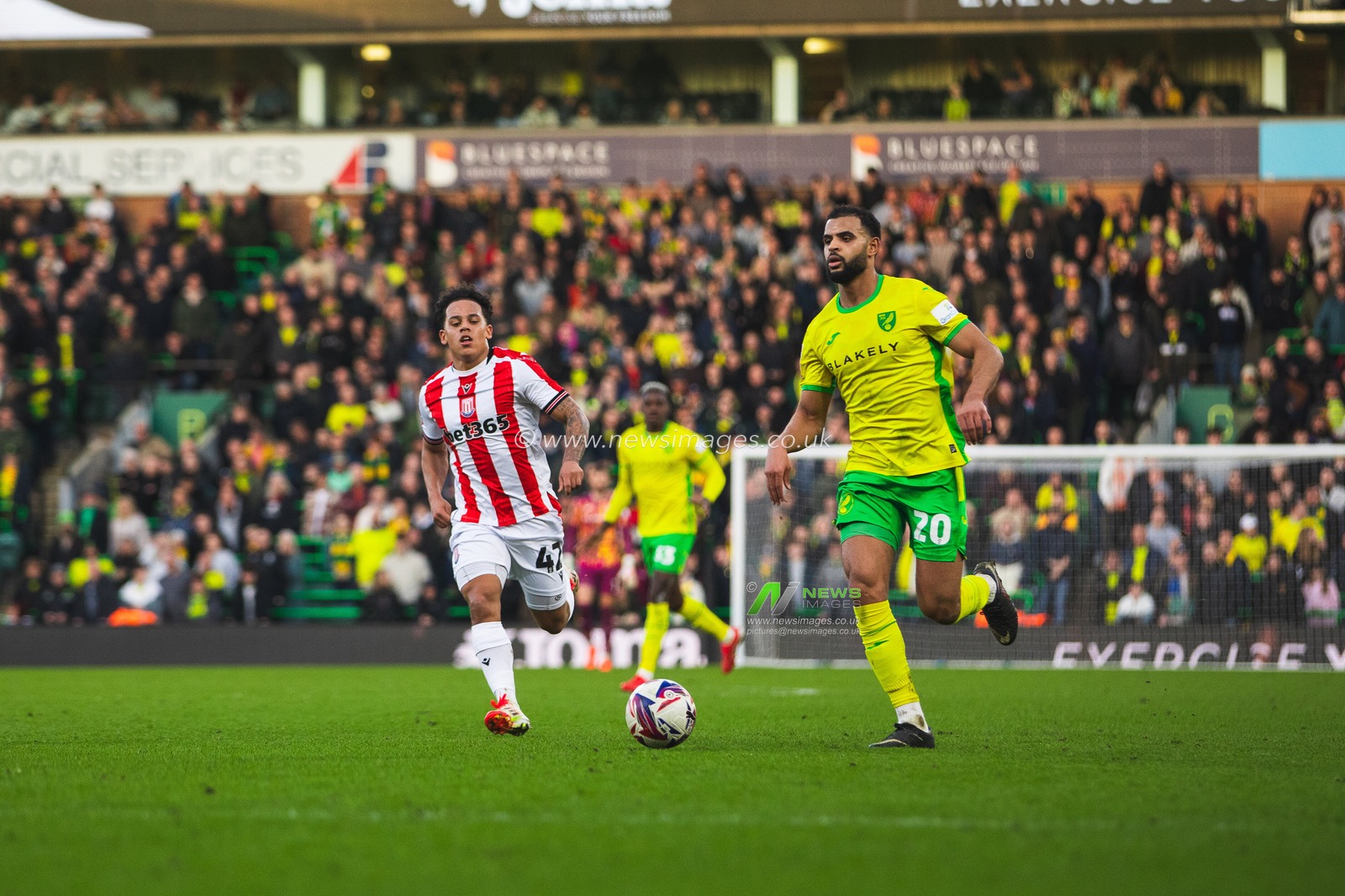 Anis Slimane of Norwich City, Million Manhoef of Stoke City during the Sky Bet Championship match Norwich City vs Stoke City at Carrow Road, Norwich, United Kingdom, 22nd February 2025

(Photo by Craig Evans/News Images)