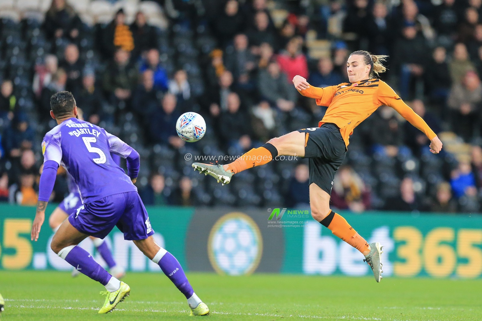 9th November 2019, KC Stadium, Kingston upon Hull, England; Sky Bet Championship, Hull City v West Bromwich Albion : match action image Jackson Irvine (36) 0f Hull City

Credit: David Greaves/News Images