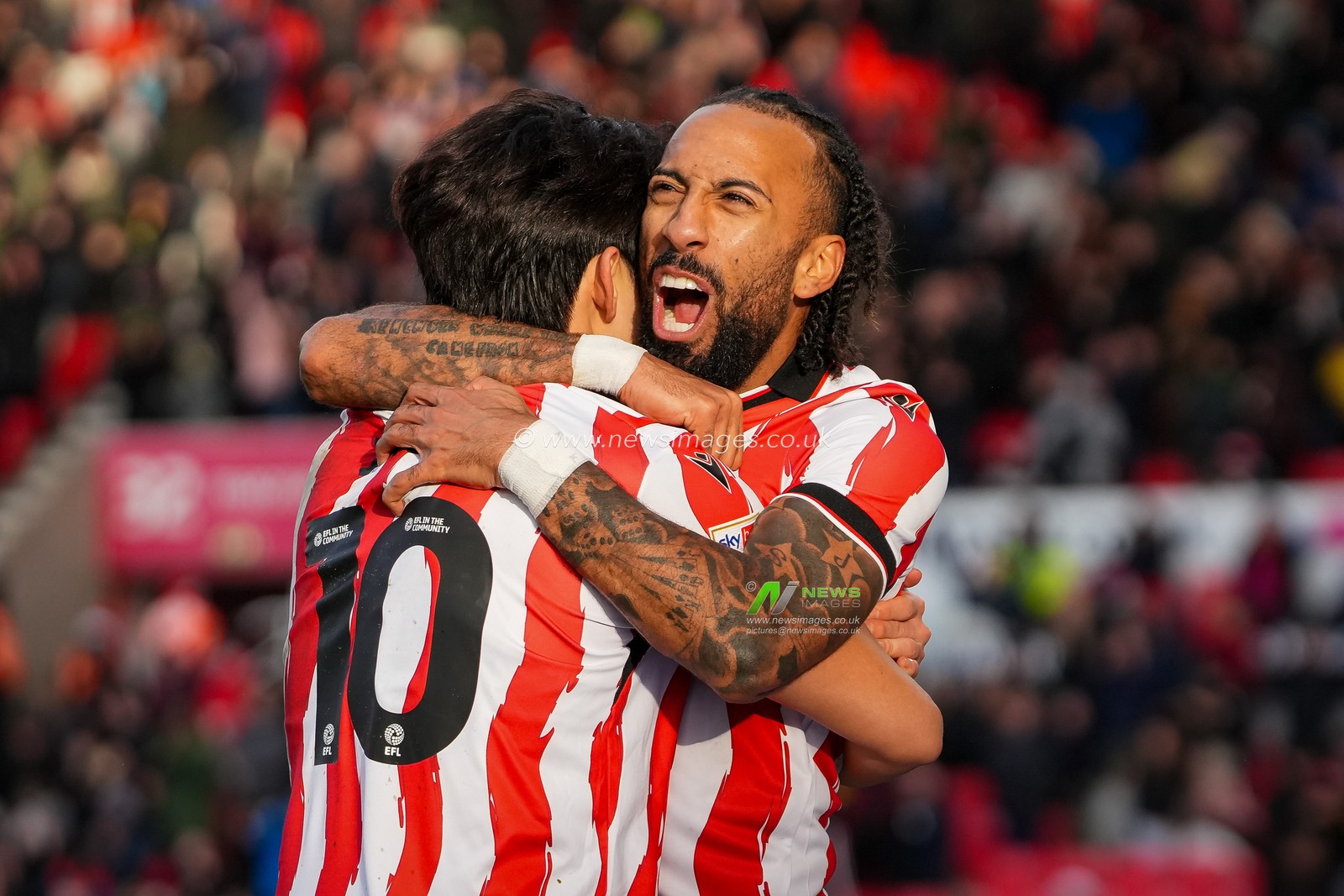 Sorba Thomas of Stoke City celebrates his goal with Bae Jun-Ho of Stoke City to make it 2-0 during the Sky Bet Championship match Stoke City vs Swansea City at Bet365 Stadium, Stoke-on-Trent, United Kingdom, 13th December 2025

(Photo by Maynard Manyowa/News Images)

*** GER AUT SUI OUT ***