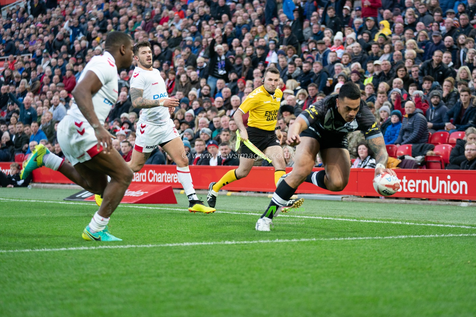 New Zealand's KEN MAUMALO goes over for a try

4th November, Anfield, Liverpool, England ; Rugby League International Test Match , England v New Zealand ; 


Credit:  Terry Donnelly/News Images