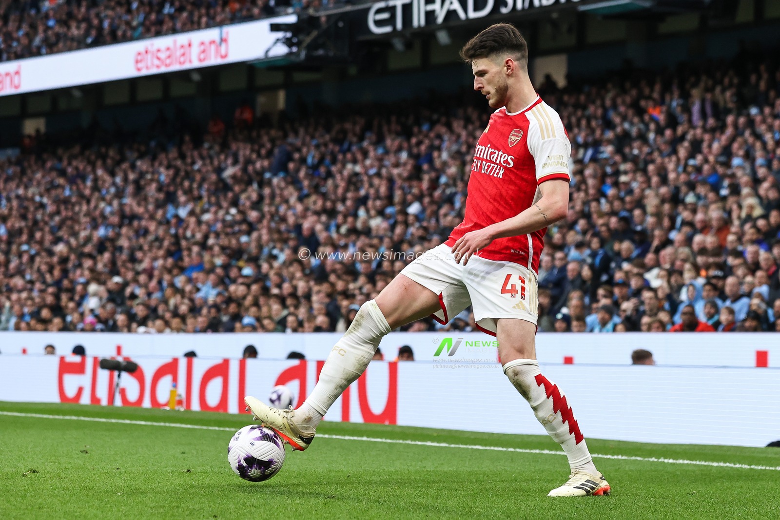 Declan Rice of Arsenal in action during the Premier League match Manchester City vs Arsenal at Etihad Stadium, Manchester, United Kingdom, 31st March 2024

(Photo by Mark Cosgrove/News Images)