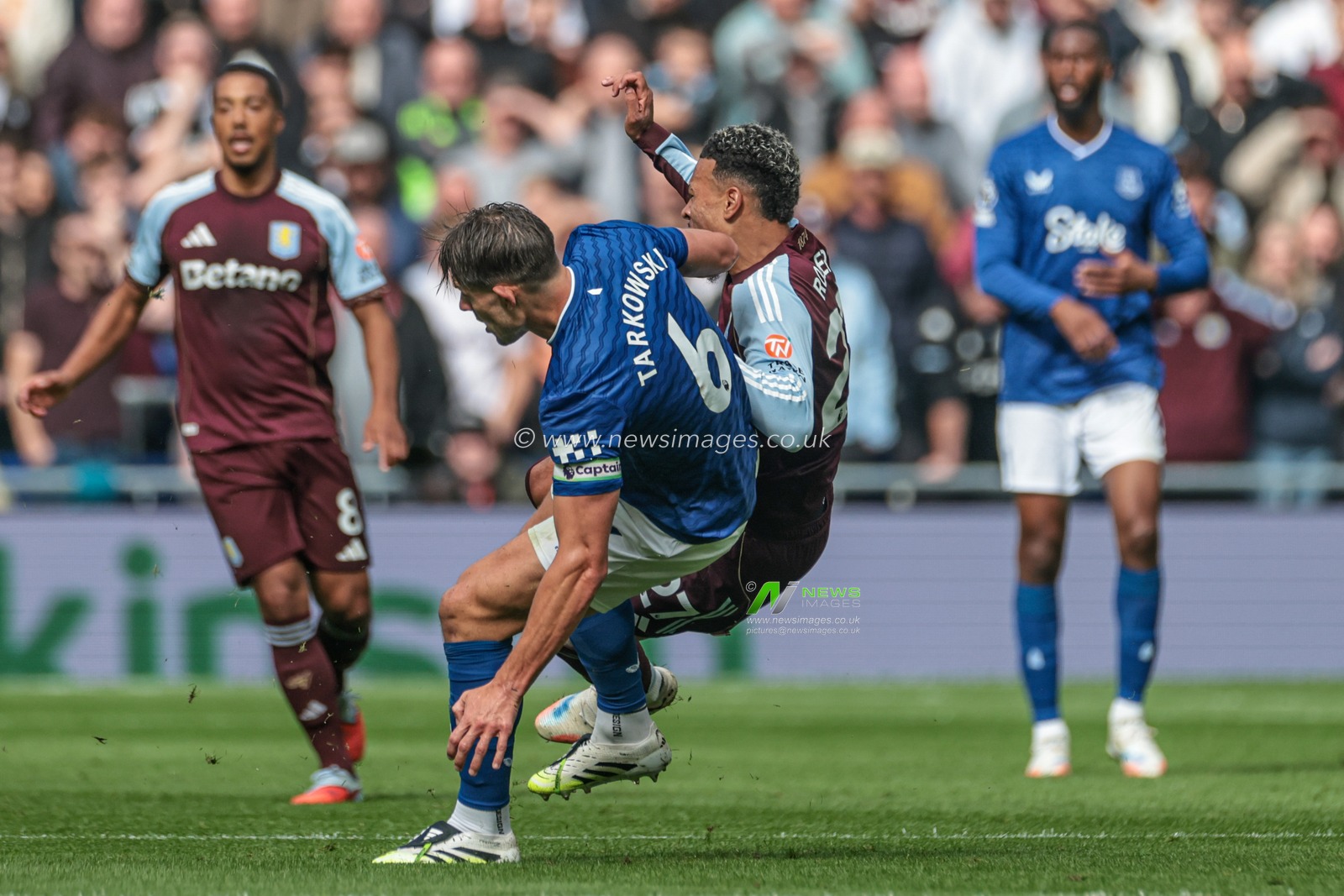 James Tarkowski of Everton tackles Morgan Rogers of Aston Villa during the Premier League match Everton vs Aston Villa at Hill Dickinson Stadium, Liverpool, United Kingdom, 13th September 2025

(Photo by Mark Cosgrove/News Images)