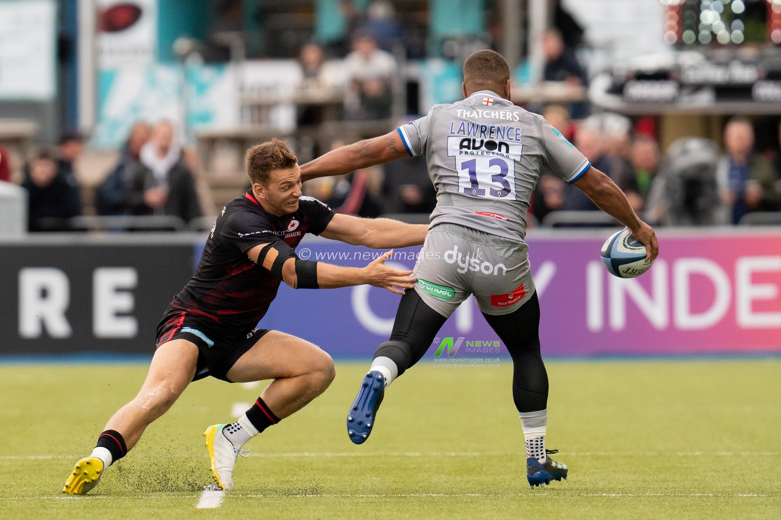 Alex Lewington #11 of Saracens battles with  Ollie Lawrence #13 of Bath Rugby during the Gallagher Premiership match Saracens vs Bath Rugby at StoneX Stadium, London, United Kingdom, 15th October 2022

(Photo by Richard Washbrooke/News Images)